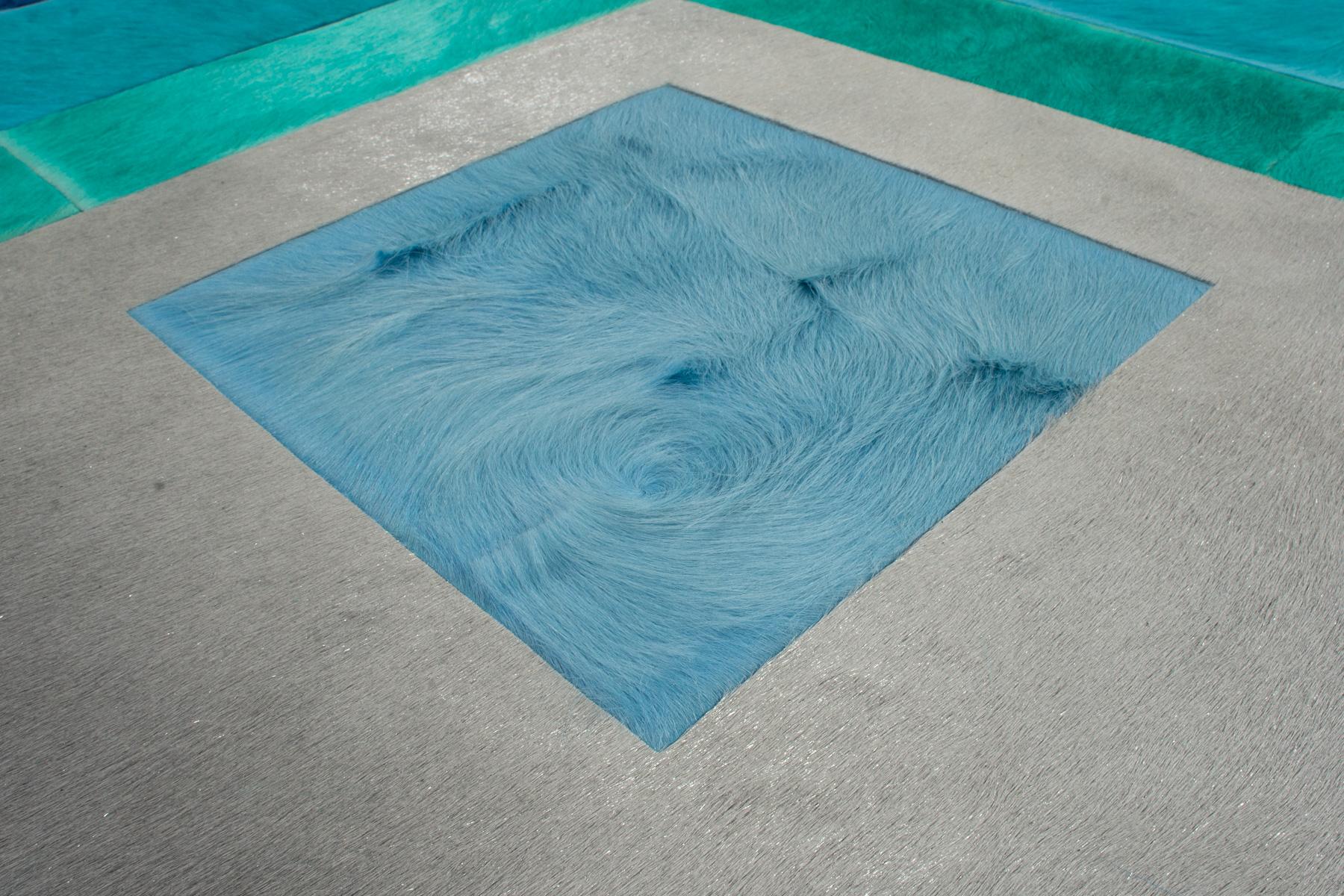Ce tapis Prisma Hide a été conçu en collaboration entre Kyle Bunting et la designer d'intérieur Amy Lau dans le cadre de leur deuxième collection. 
 

 A propos du Design/One :
 Les influences du mouvement Op Art du milieu du siècle se retrouvent