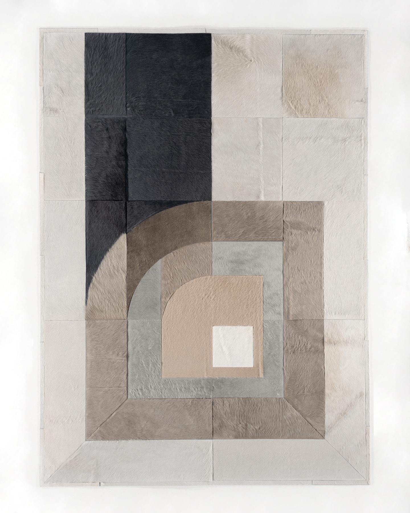 Questo tappeto Prisma Hide è stato progettato in collaborazione tra Kyle Bunting e l'interior designer Amy Lau nella loro seconda collezione. 
 

 Informazioni sul design:
 Le influenze del movimento Op Art di metà secolo si ritrovano in Prisma, la