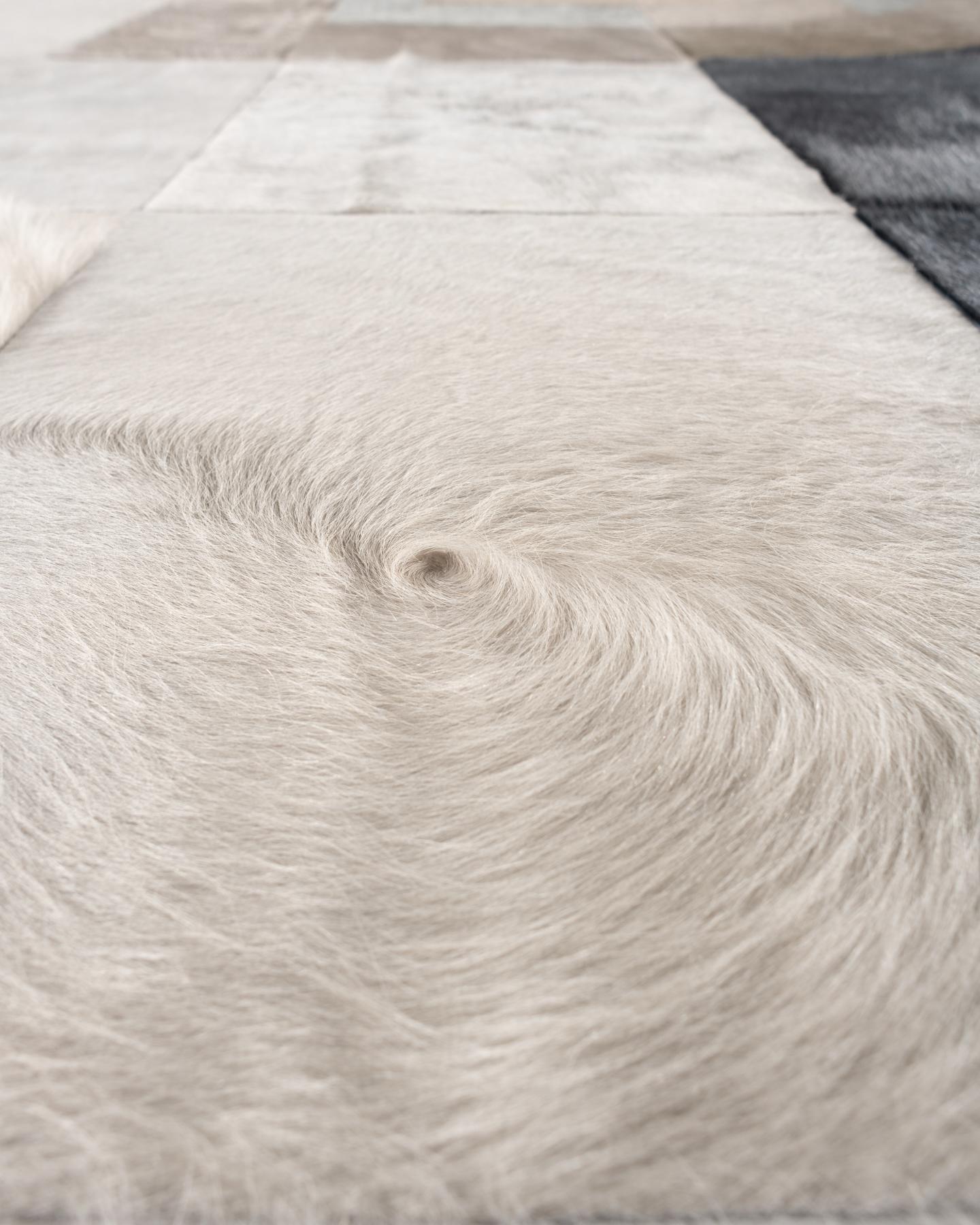 Fatto a mano Tappeto Hide di Amy Lau (8ft 6.625in x 6ft 2in) in vendita