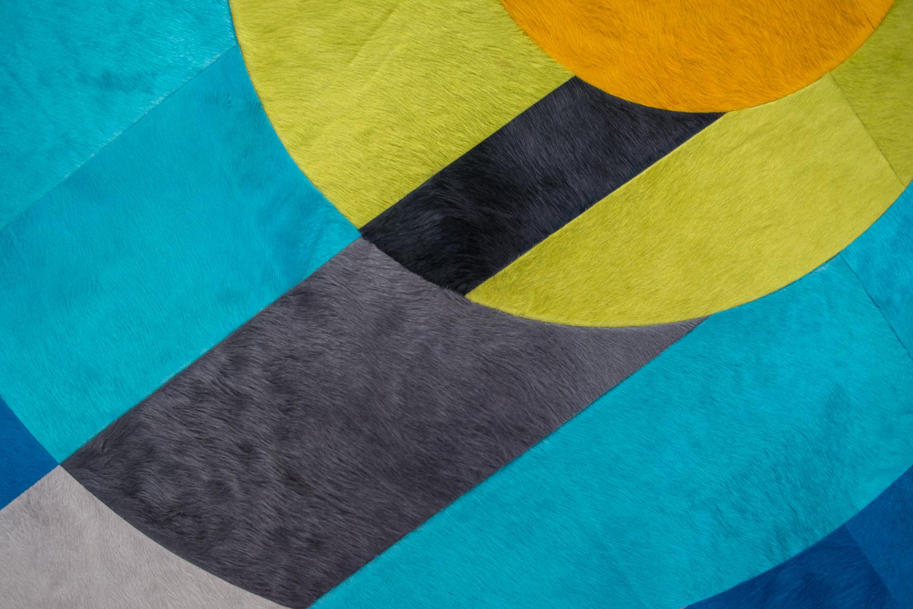 Questo tappeto Prisma Hide è stato progettato in collaborazione tra Kyle Bunting e l'interior designer Amy Lau nella loro seconda collezione. 
 

 Informazioni sul design:
 Le influenze del movimento Op Art di metà secolo si ritrovano in Prisma, la