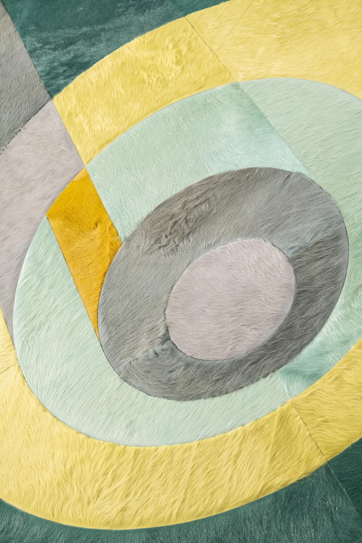 Questo tappeto Prisma Hide è stato progettato in collaborazione tra Kyle Bunting e l'interior designer Amy Lau nella loro seconda collezione. 
 

 Informazioni sul design:
 Le influenze del movimento Op Art di metà secolo si ritrovano in Prisma, la