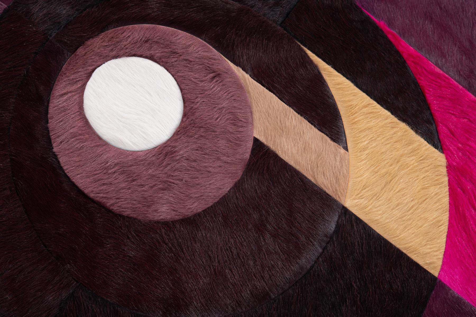 Questo tappeto Prisma Hide è stato progettato in collaborazione tra Kyle Bunting e l'interior designer Amy Lau nella loro seconda collezione. 
 

 Informazioni sul design:
 Le influenze del movimento Op Art di metà secolo si ritrovano in Prisma, la
