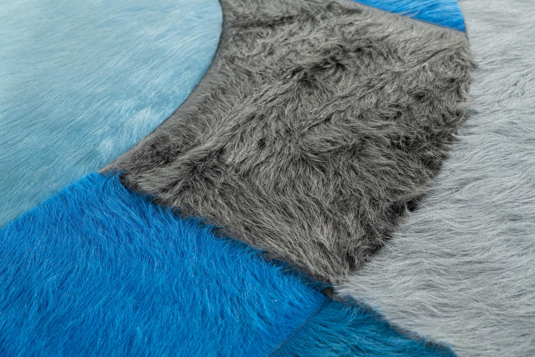 Ce tapis Prisma Hide a été conçu en collaboration entre Kyle Bunting et la designer d'intérieur Amy Lau dans le cadre de leur deuxième collection. 
 

 A propos du Design/One :
 Les influences du mouvement Op Art du milieu du siècle se retrouvent