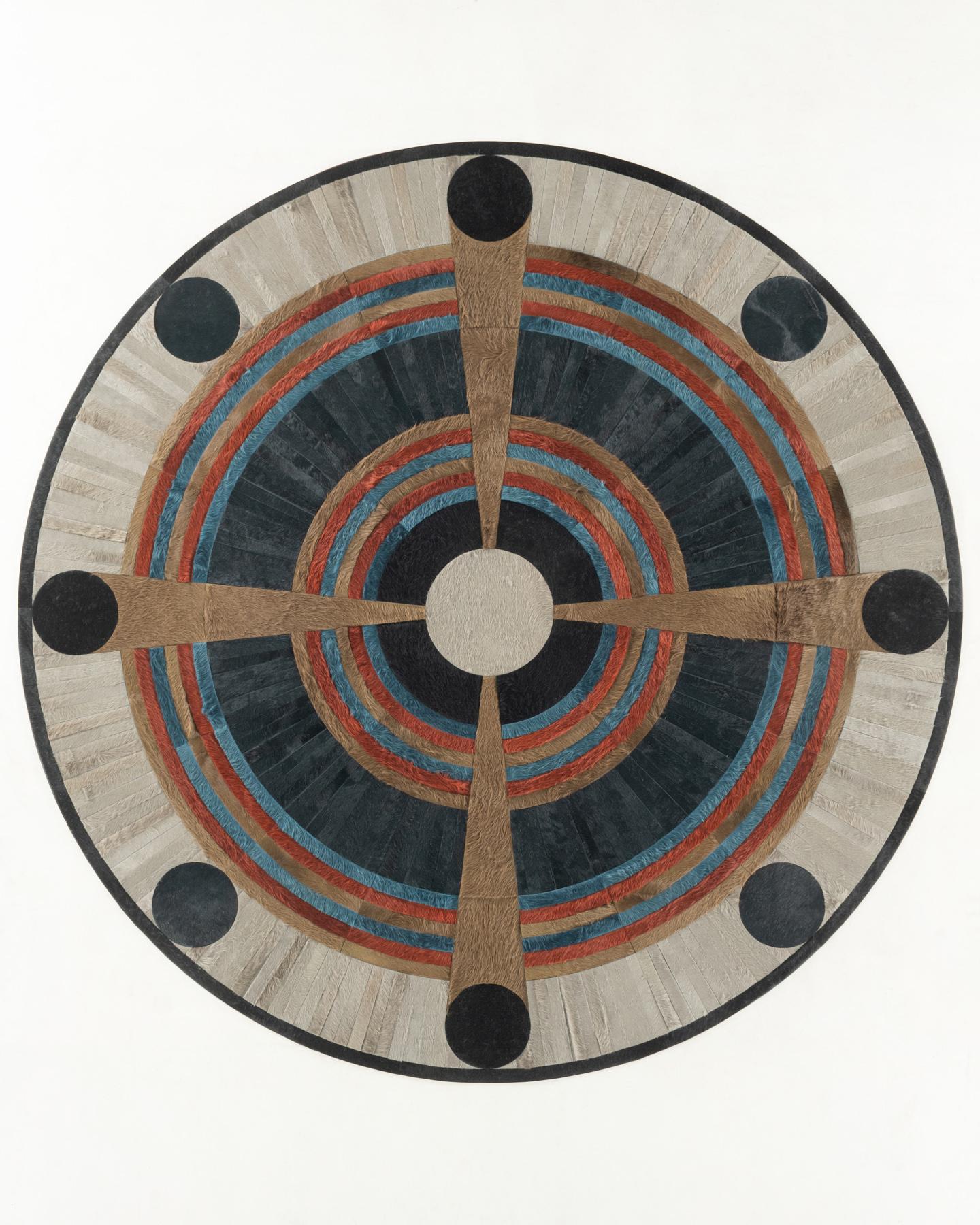 Ce tapis Atlas Hide a été conçu en Collaboration entre Kyle Bunting et le photographe Douglas Friedman.
 

 A propos du Design/One :
 Atlas, une Collectional créée en collaboration avec le photographe Douglas Friedman, est le reflet du terrain vaste