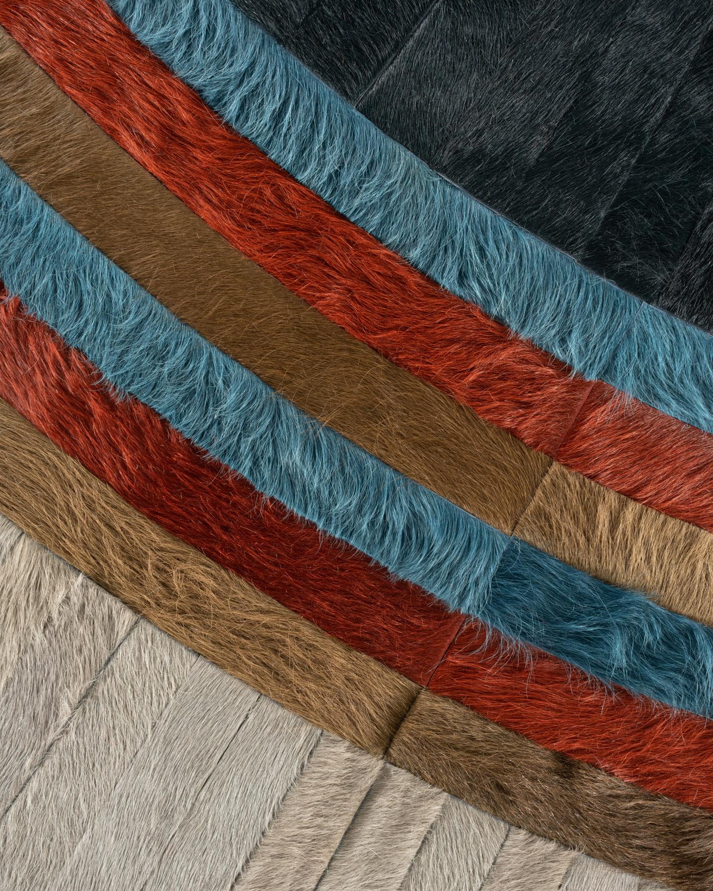 Cuir de vache Tapis Hide par I Douglas Friedman (11ft de diamètre) en vente