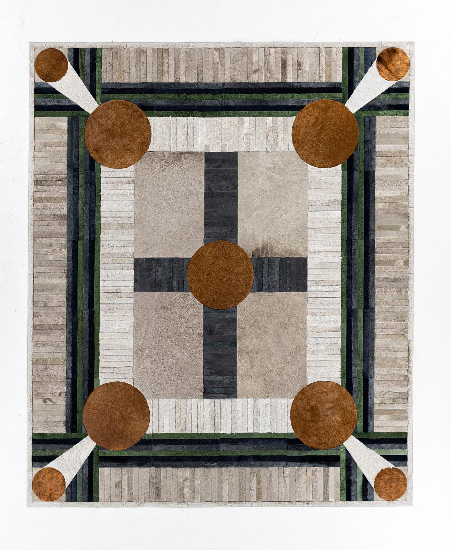 Ce tapis Atlas Hide a été conçu en Collaboration entre Kyle Bunting et le photographe Douglas Friedman.
 

 A propos du Design/One :
 Atlas, une Collectional créée en collaboration avec le photographe Douglas Friedman, est le reflet du terrain vaste