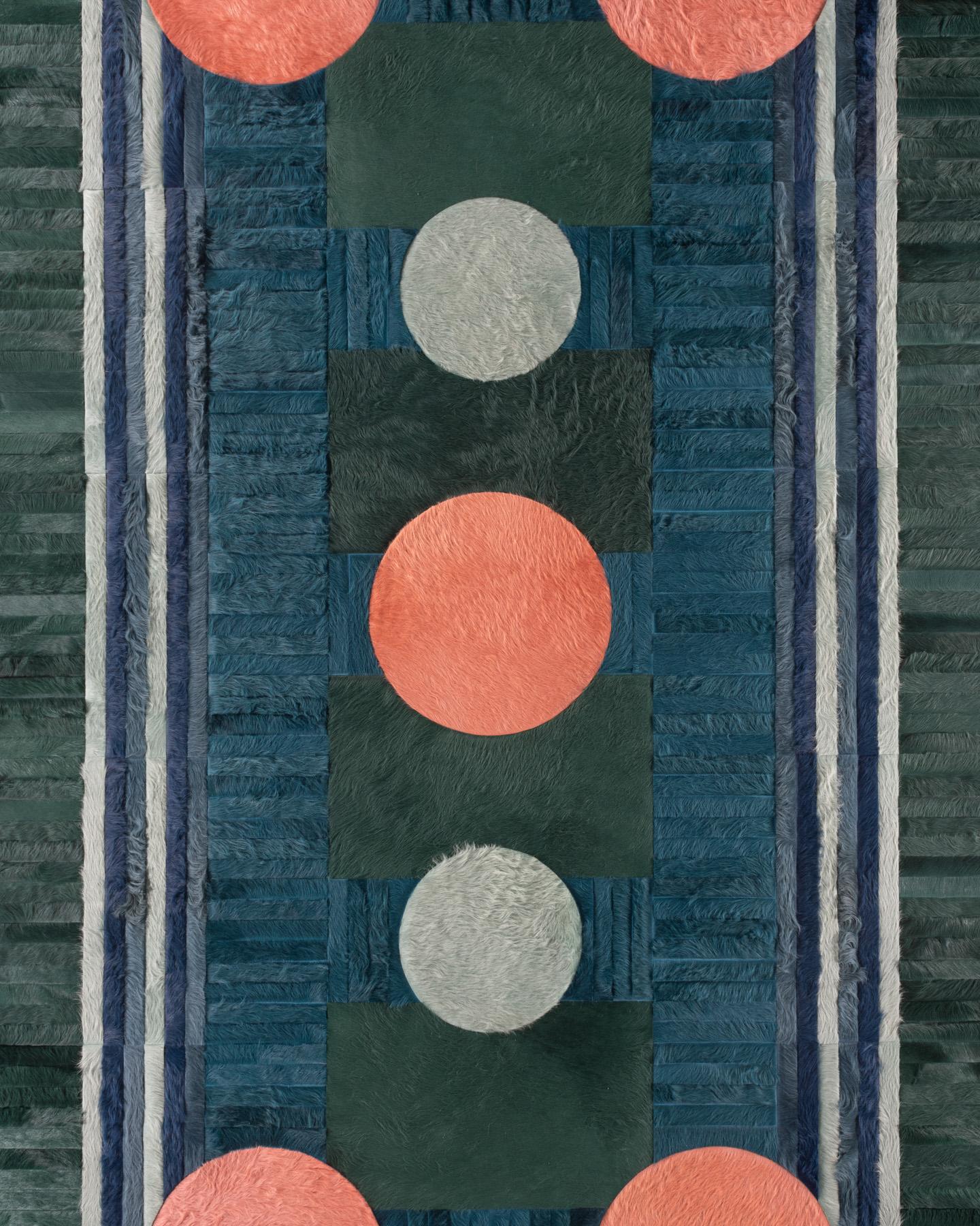 Ce tapis Atlas Hide a été conçu en Collaboration entre Kyle Bunting et le photographe Douglas Friedman.
 

 A propos du Design/One :
 Atlas, une Collectional créée en collaboration avec le photographe Douglas Friedman, est le reflet du terrain vaste