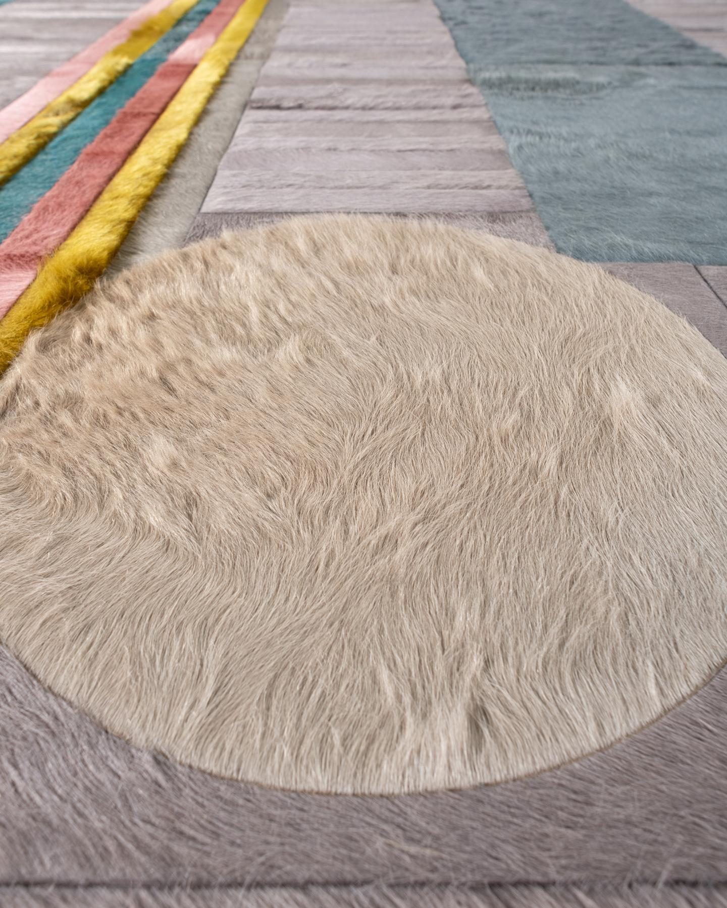 Ce tapis Atlas Hide a été conçu en Collaboration entre Kyle Bunting et le photographe Douglas Friedman.
 

 A propos du Design/One :
 Atlas, une Collectional créée en collaboration avec le photographe Douglas Friedman, est le reflet du terrain vaste
