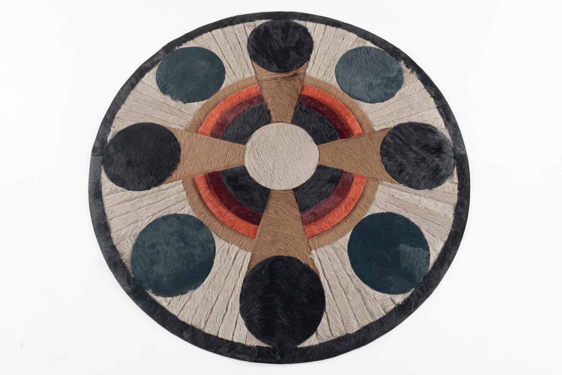 Ce tapis Atlas Hide a été conçu en Collaboration entre Kyle Bunting et le photographe Douglas Friedman.
 

 A propos du Design/One :
 Atlas, une Collectional créée en collaboration avec le photographe Douglas Friedman, est le reflet du terrain vaste