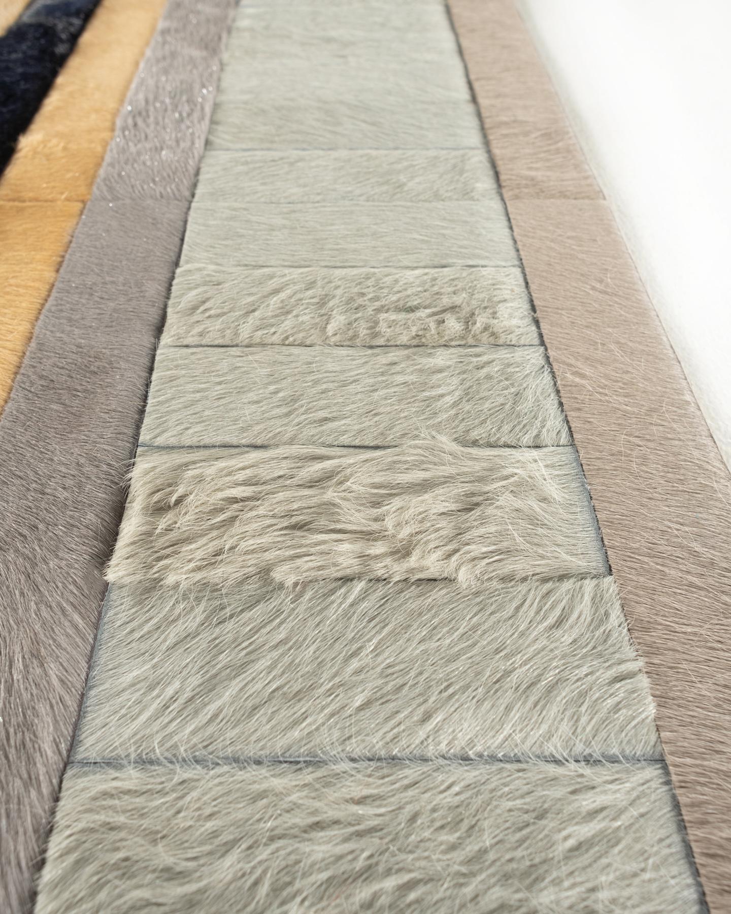 Ce tapis Atlas Hide a été conçu en Collaboration entre Kyle Bunting et le photographe Douglas Friedman.
 

 A propos du Design/One :
 Atlas, une Collectional créée en collaboration avec le photographe Douglas Friedman, est le reflet du terrain vaste