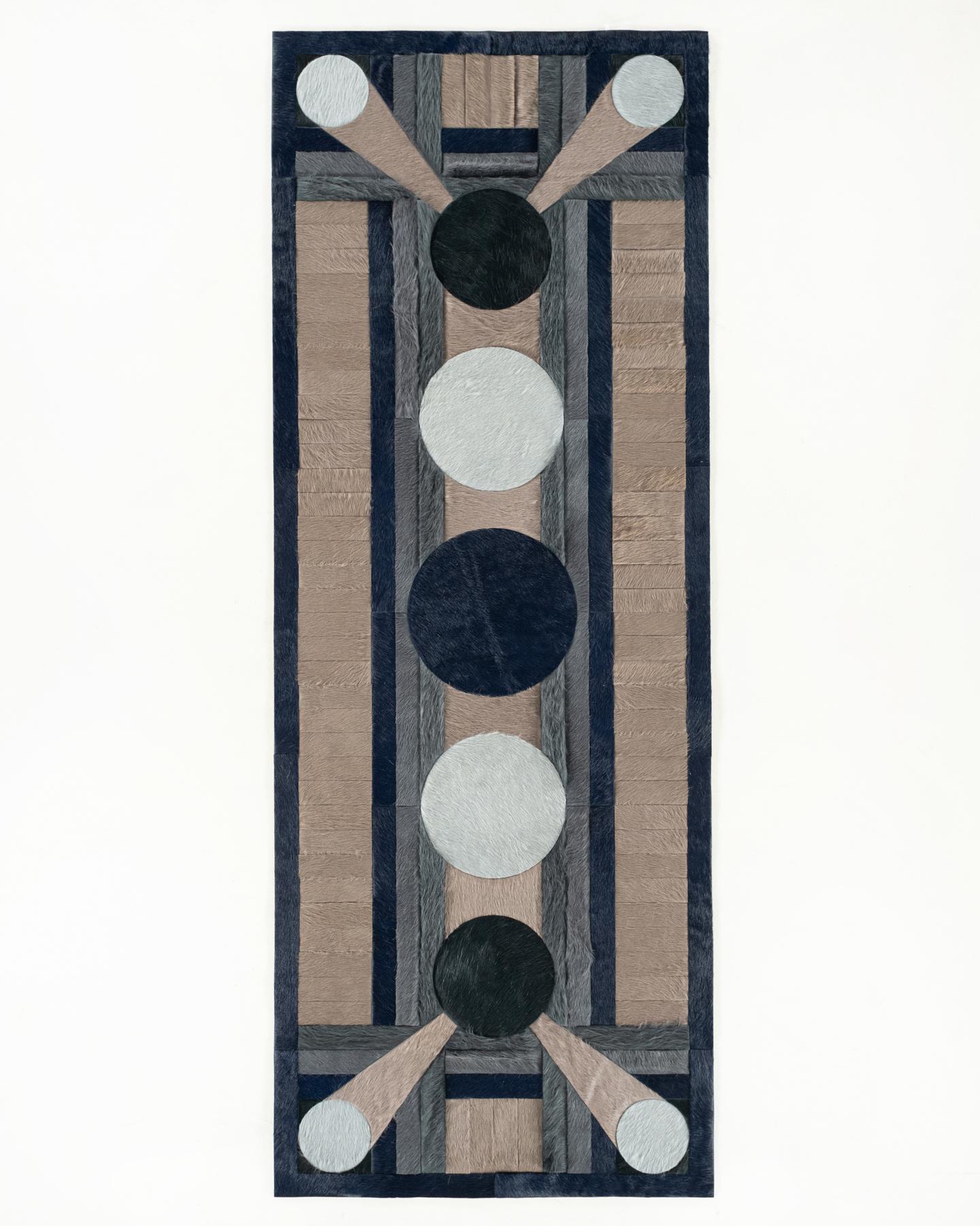 Ce tapis Atlas Hide a été conçu en Collaboration entre Kyle Bunting et le photographe Douglas Friedman.
 

 A propos du Design/One :
 Atlas, une Collectional créée en collaboration avec le photographe Douglas Friedman, est le reflet du terrain vaste