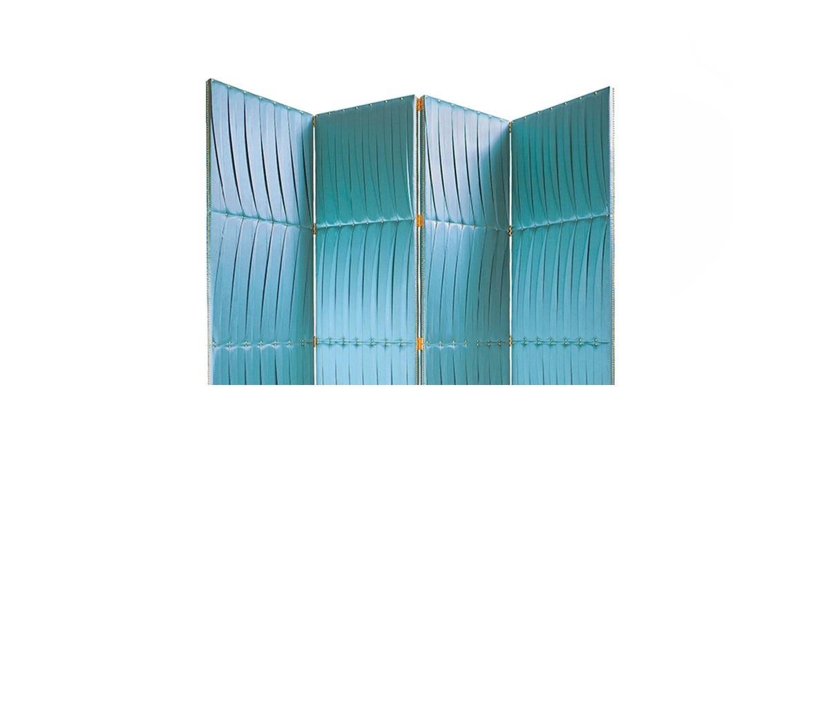Paravento Hide & Seek 4 pannelli Foldes di Munna
Dimensioni: D 4 x L 199 x H 200 cm. 
Materiali: Wood, tappezzeria e ottone.
Finitura: Tappezzeria: Raso di cotone, rif. Alzavola, CTS08. Chiodi da tappezzeria: Ottone placcato. Dettagli in metallo: