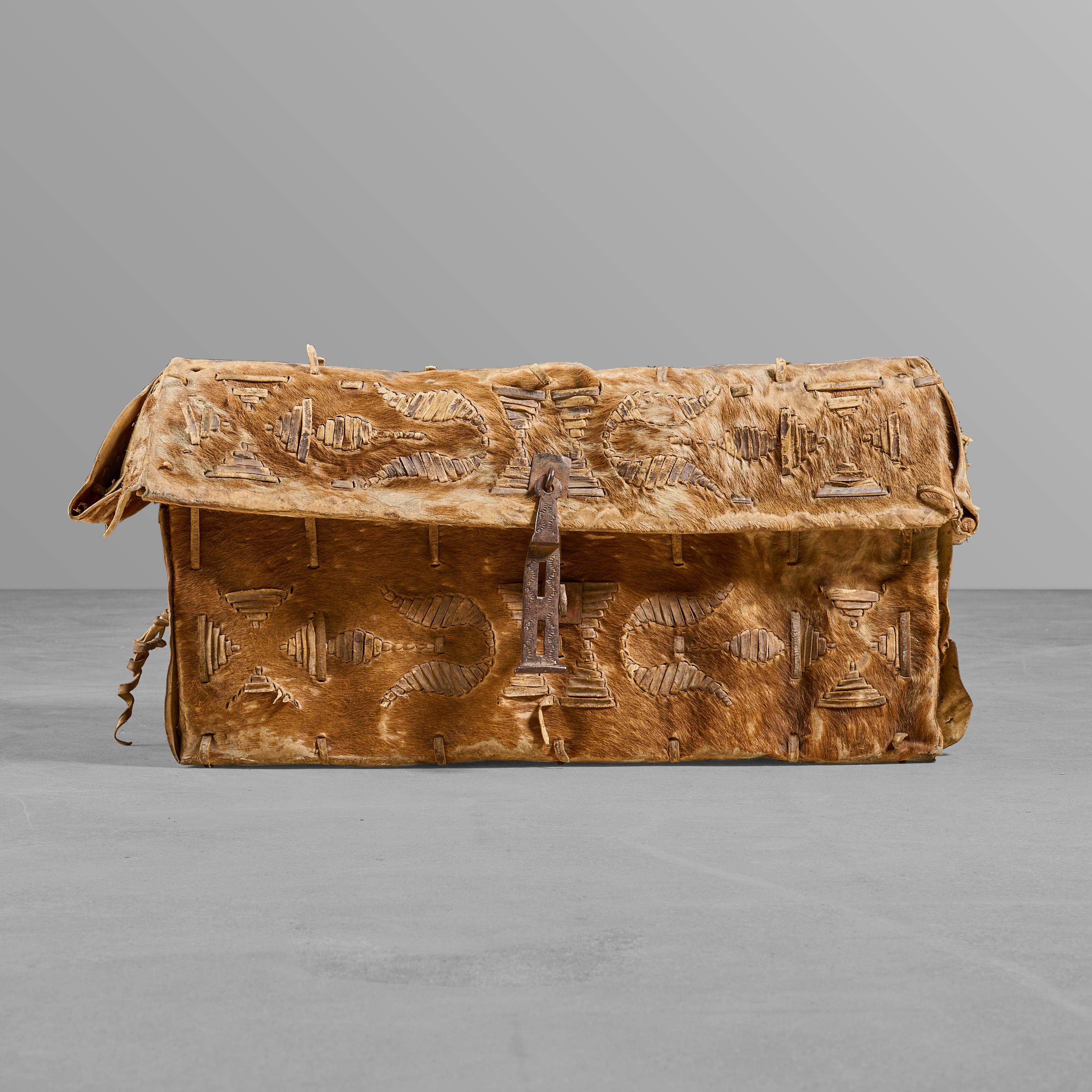Hide trunk with fur. Made by Gauchos for storage and travel.


