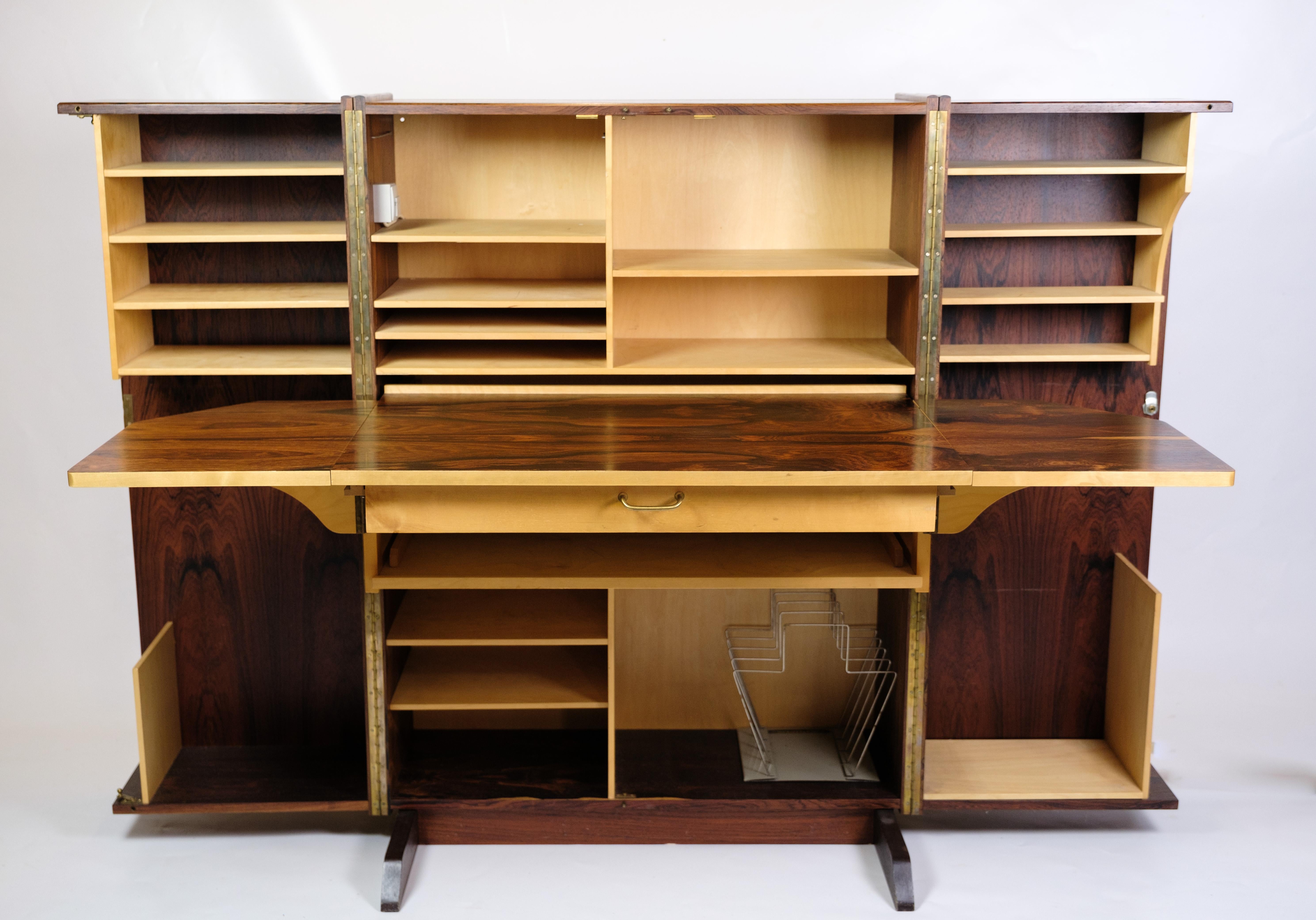 Un raro mobile/segreteria a scomparsa in legno di palissandro, di design norvegese degli anni Sessanta. Questo mobile unico combina una scrivania e un armadio in un'unica unità funzionale, perfetta per chi vuole tenere nascosta la propria postazione