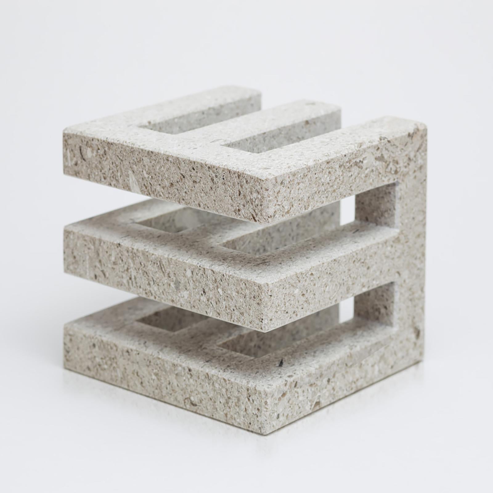 Hierón is an evocative object that takes us back to the glorious past of the ancient city of Poseidonia. This desk accessory is a desk holder made of local travertine, the material that was quarried in the area between Capodifiume and the sea in the