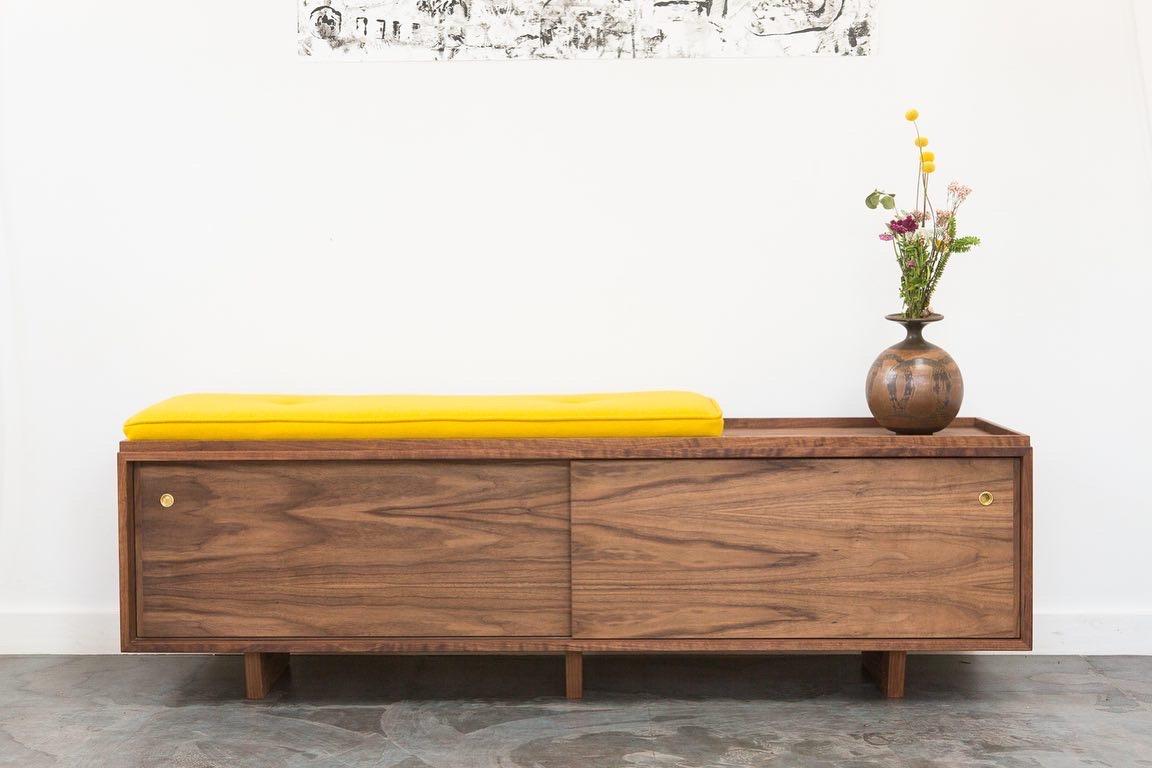 Banc de rangement en vinyle Hifi avec portes coulissantes Neuf - En vente à Long Beach, CA