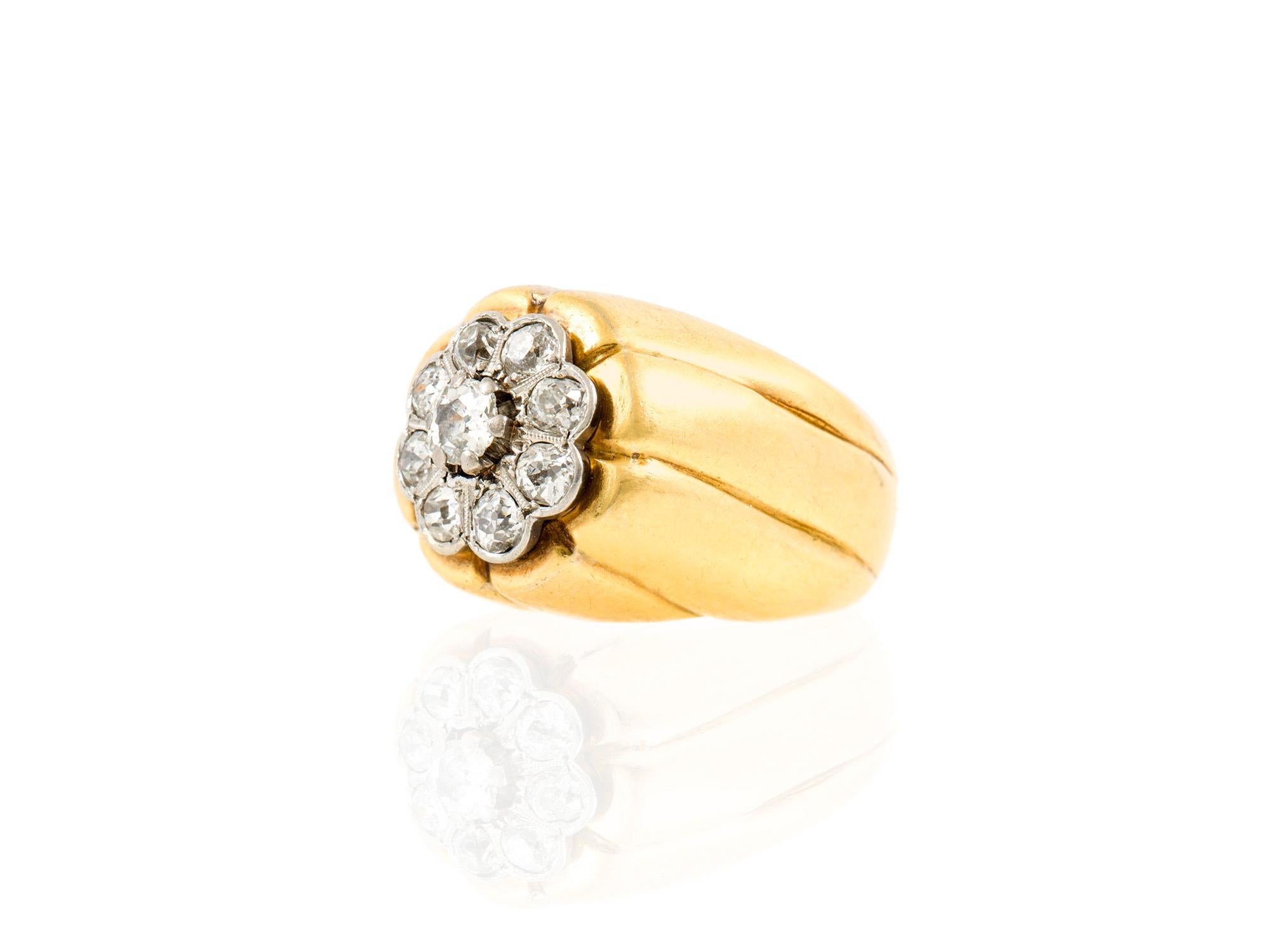 Der Ring ist aus 17 Karat Gelbgold gefertigt und mit Platin besetzt.
Mit Diamanten mit einem Gesamtgewicht von 1,00 Karat.
