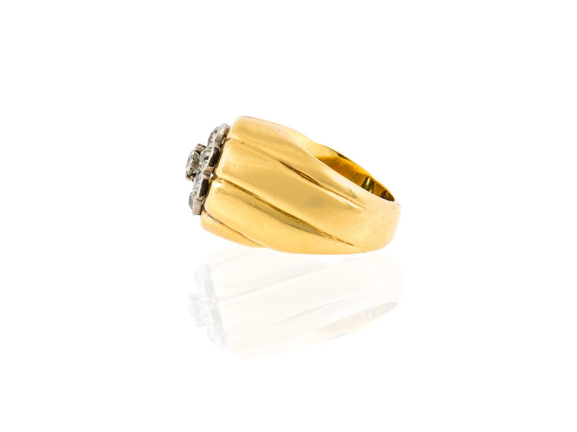 Hochwertiger Ring aus 18 Karat Blumenfassung mit Diamanten (Rundschliff) im Angebot