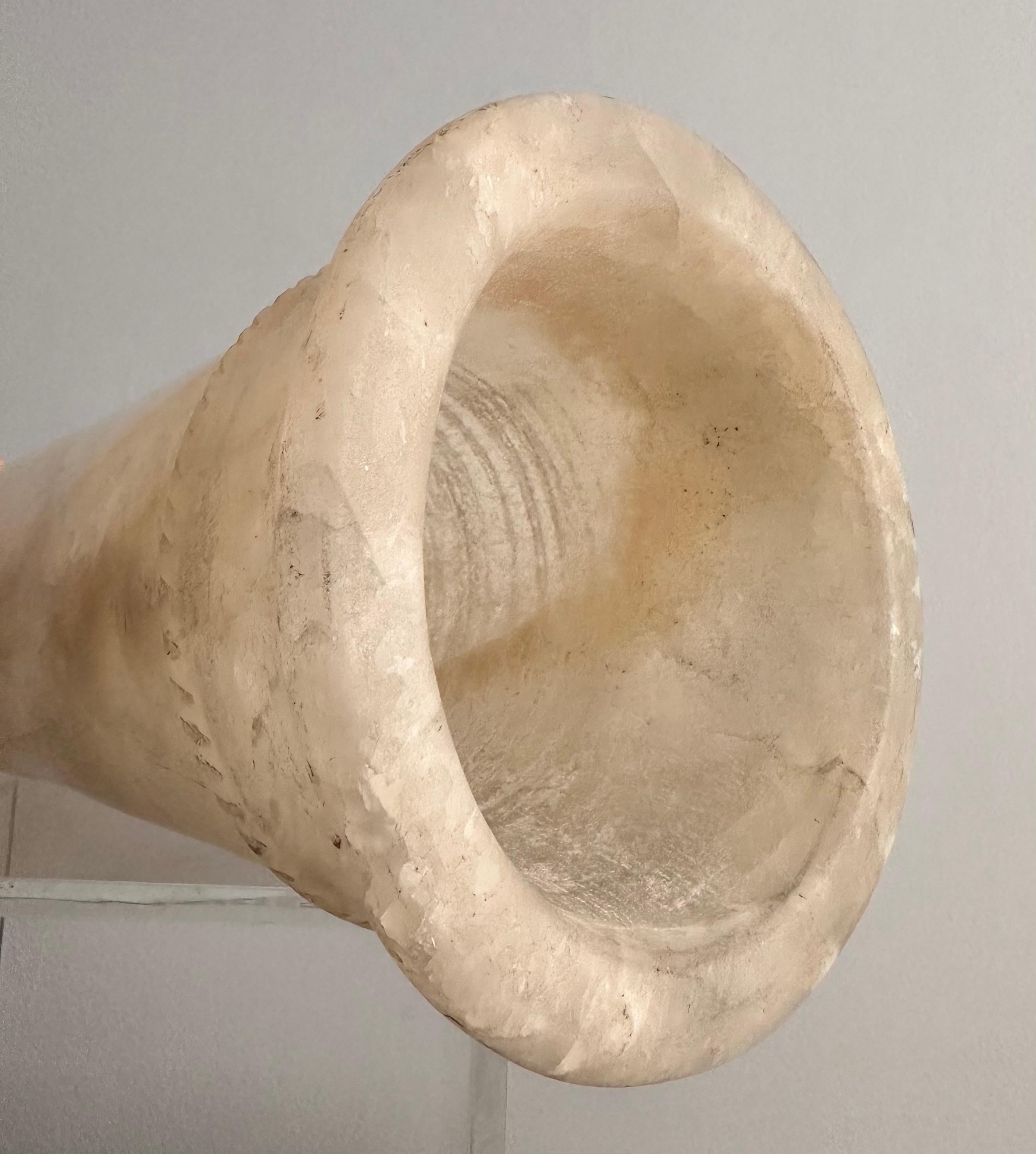 Vase cylindrique haut en albâtre de style égyptien, 20e siècle
 en vente 6