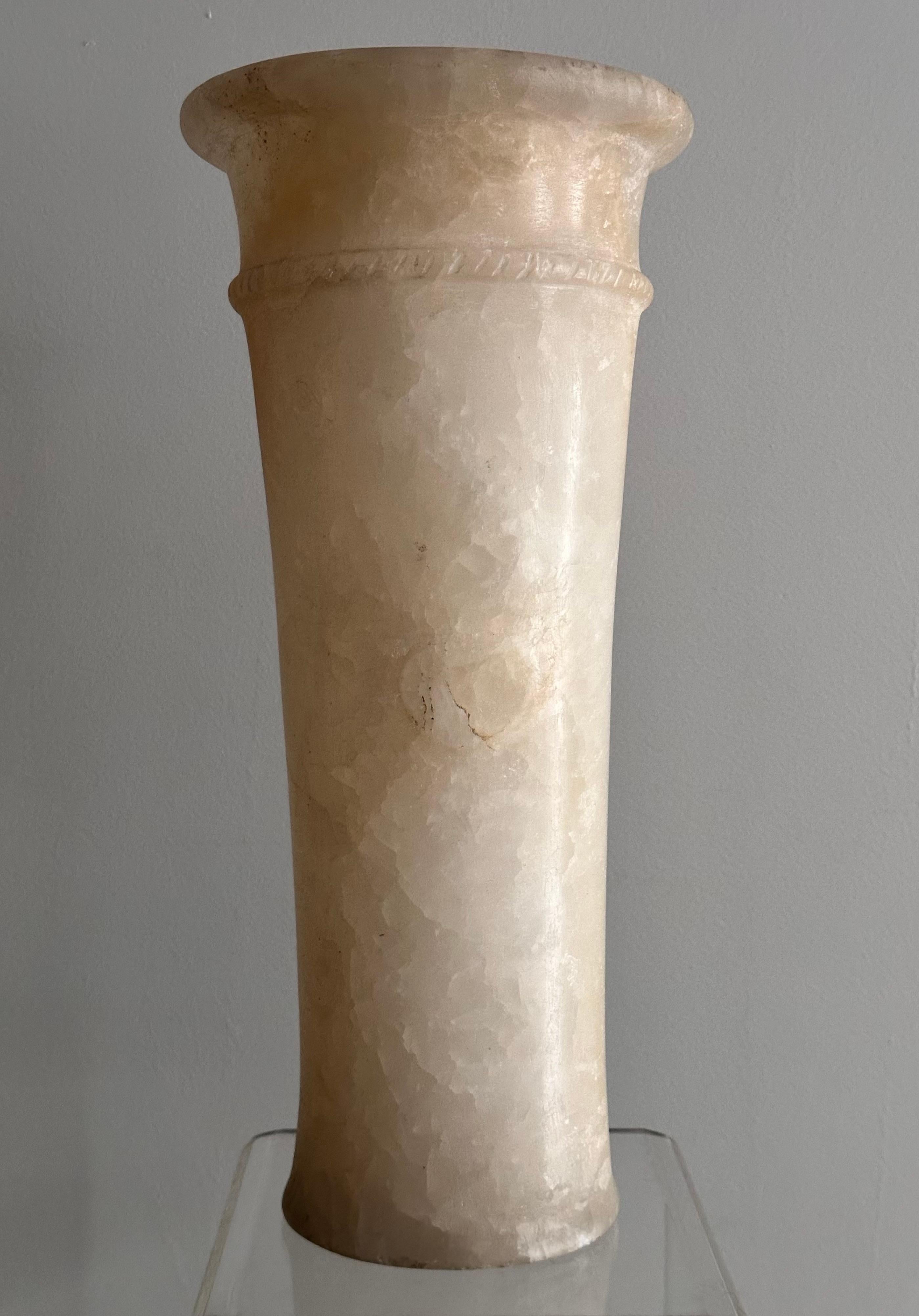 Sculpté Vase cylindrique haut en albâtre de style égyptien, 20e siècle
 en vente