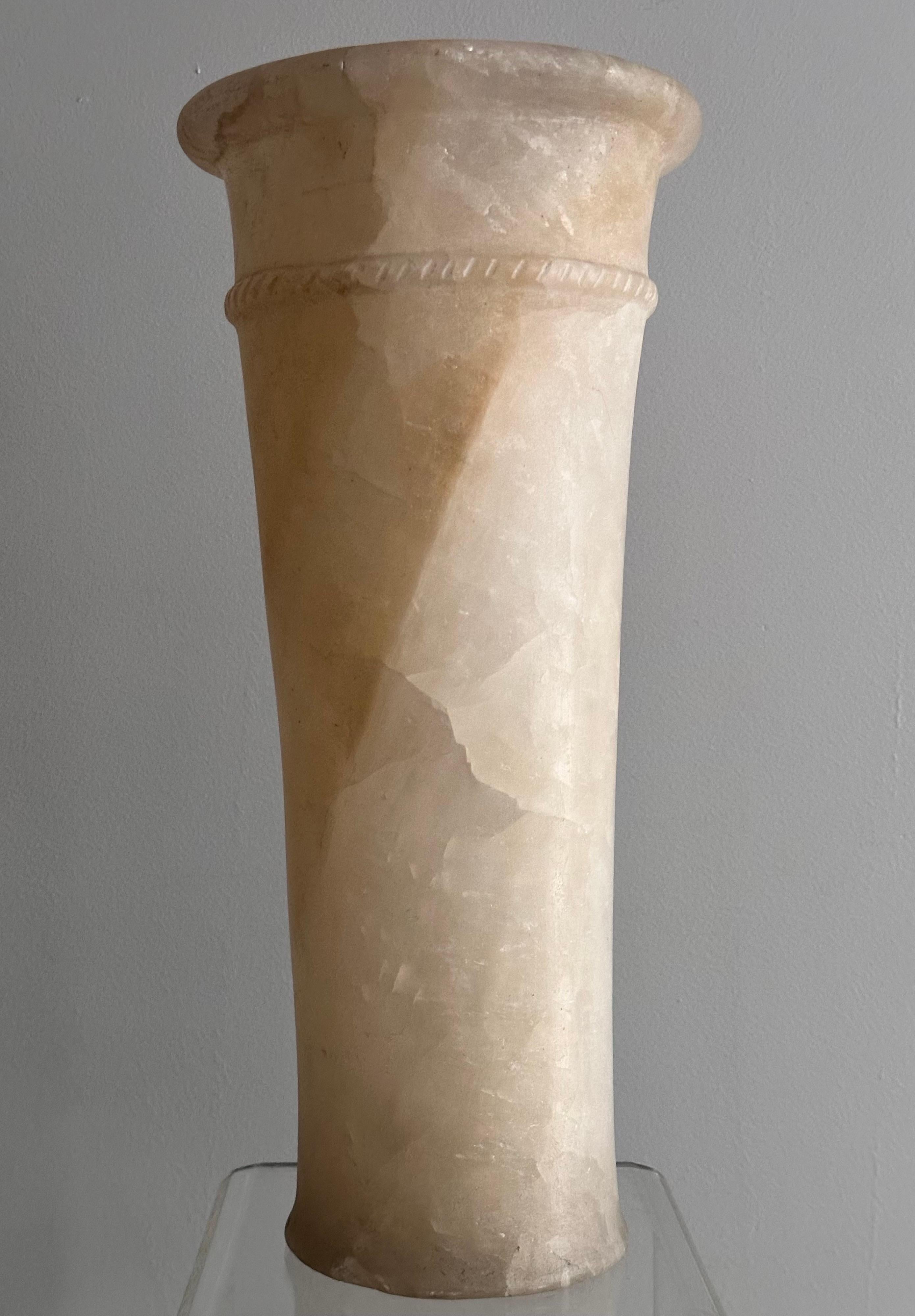Vase cylindrique haut en albâtre de style égyptien, 20e siècle
 État moyen - En vente à PARIS, FR