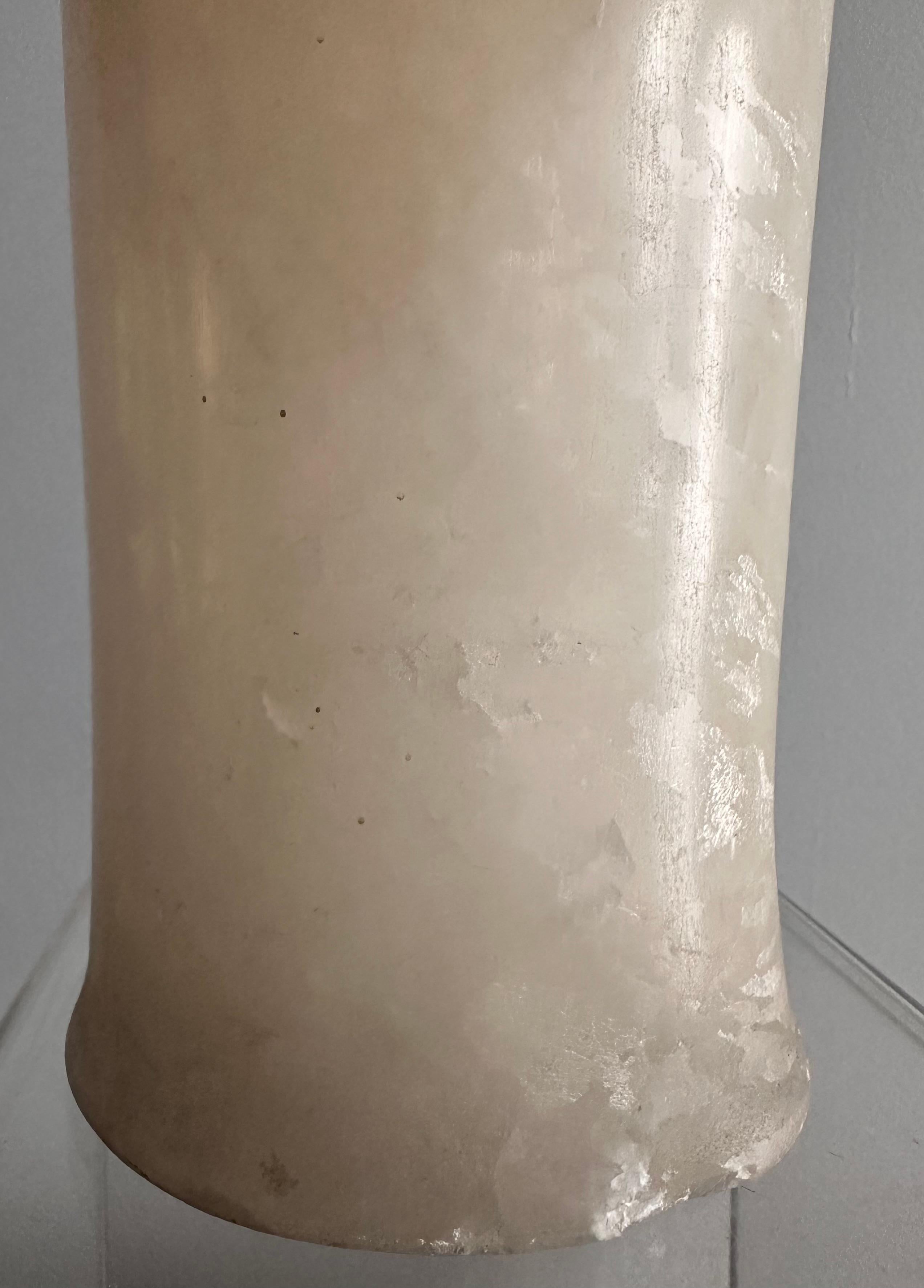 20ième siècle Vase cylindrique haut en albâtre de style égyptien, 20e siècle
 en vente