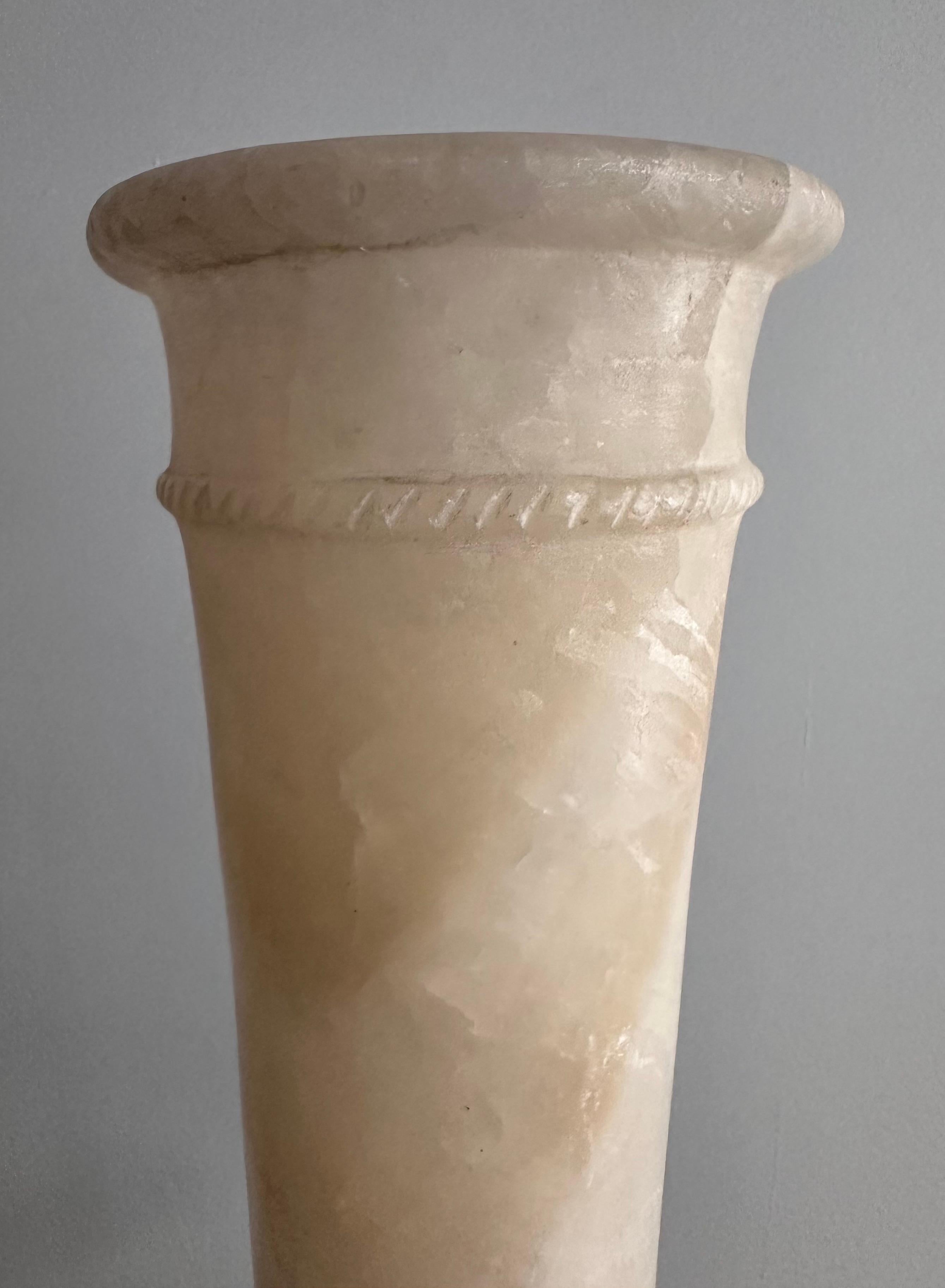 Albâtre Vase cylindrique haut en albâtre de style égyptien, 20e siècle
 en vente
