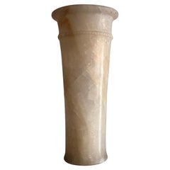 Vase cylindrique haut en albâtre de style égyptien, 20e siècle
