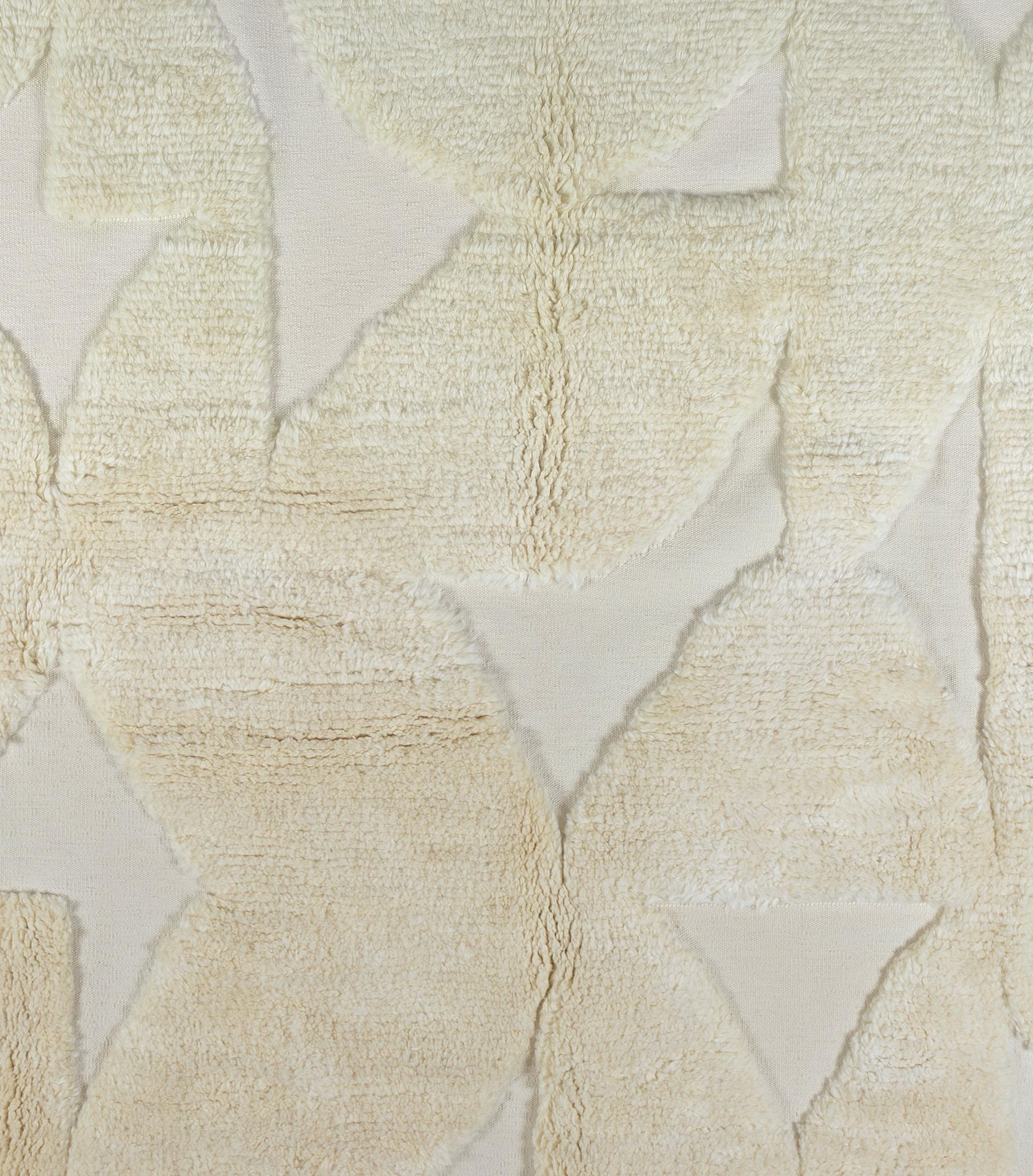 100% Lana filata a mano della migliore qualità.

Questi bellissimi tappeti annodati a mano sono prodotti da zero nel nostro atelier situato nell'Anatolia centrale, famosa per essere uno dei centri di produzione di tappeti artigianali più antichi al