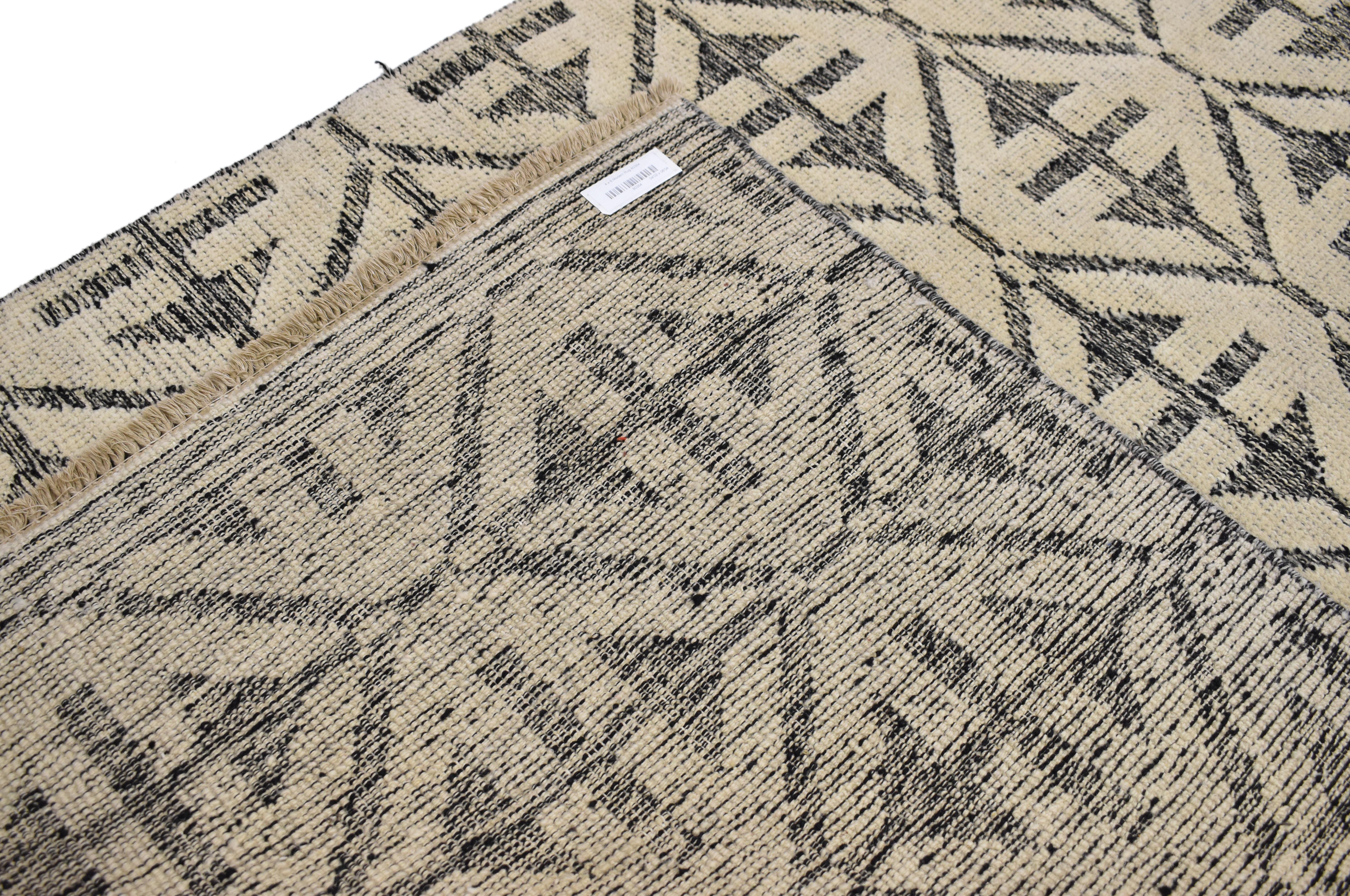Hoch- und niedriger Textur-Teppich mit geometrischem Akzent im zeitgenössischen modernen Stil (Pakistanisch) im Angebot