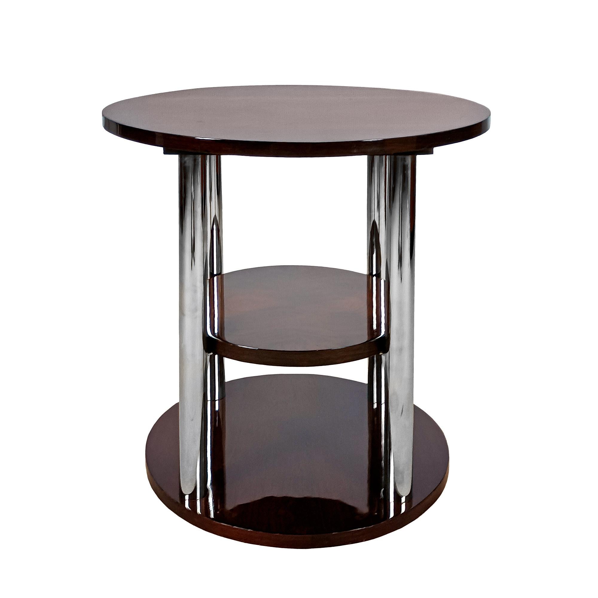 Table d'appoint Art Déco à 4 pieds en acier nickelé supportant 3 plateaux en palissandre poli français. Can est entièrement démontable.

France vers 1930.