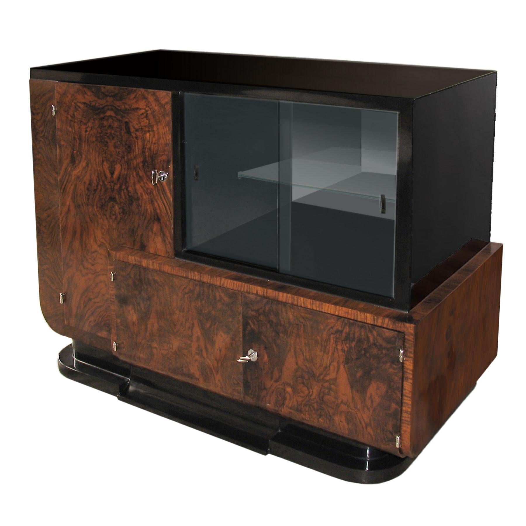 High Art Deco sideboard, dry bar, cabinet, walnut veneer, France circa 1930.
Greatly restored original Art Deco Sideboard, Buffet or Cabinet in asymmetric design, curved lyre left, intersected with a cubist lower volume, protruding from the well