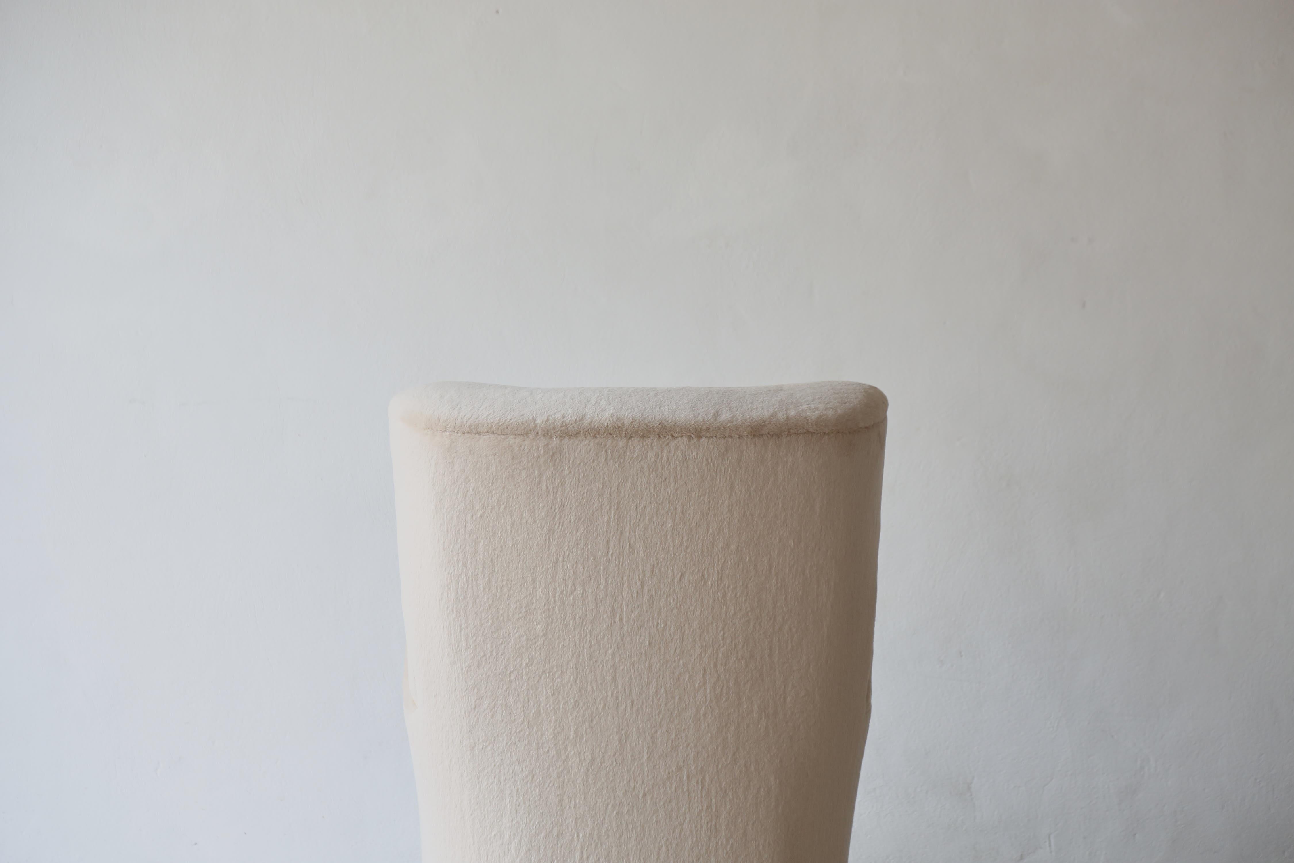 Fauteuil à haut dossier, tapissé d'alpaga pure en vente 3