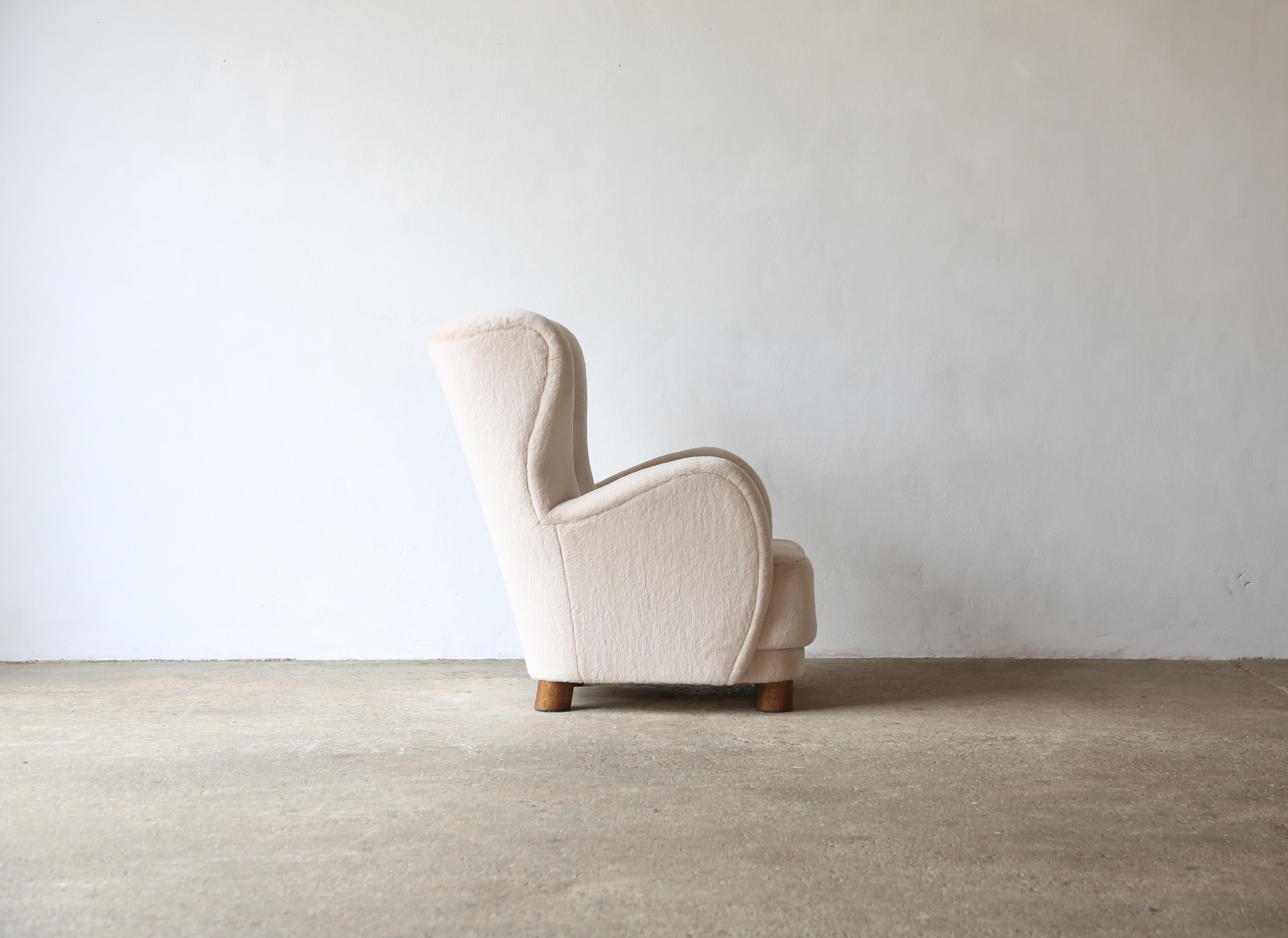 Fauteuil à haut dossier, tapissé d'alpaga pure en vente 5