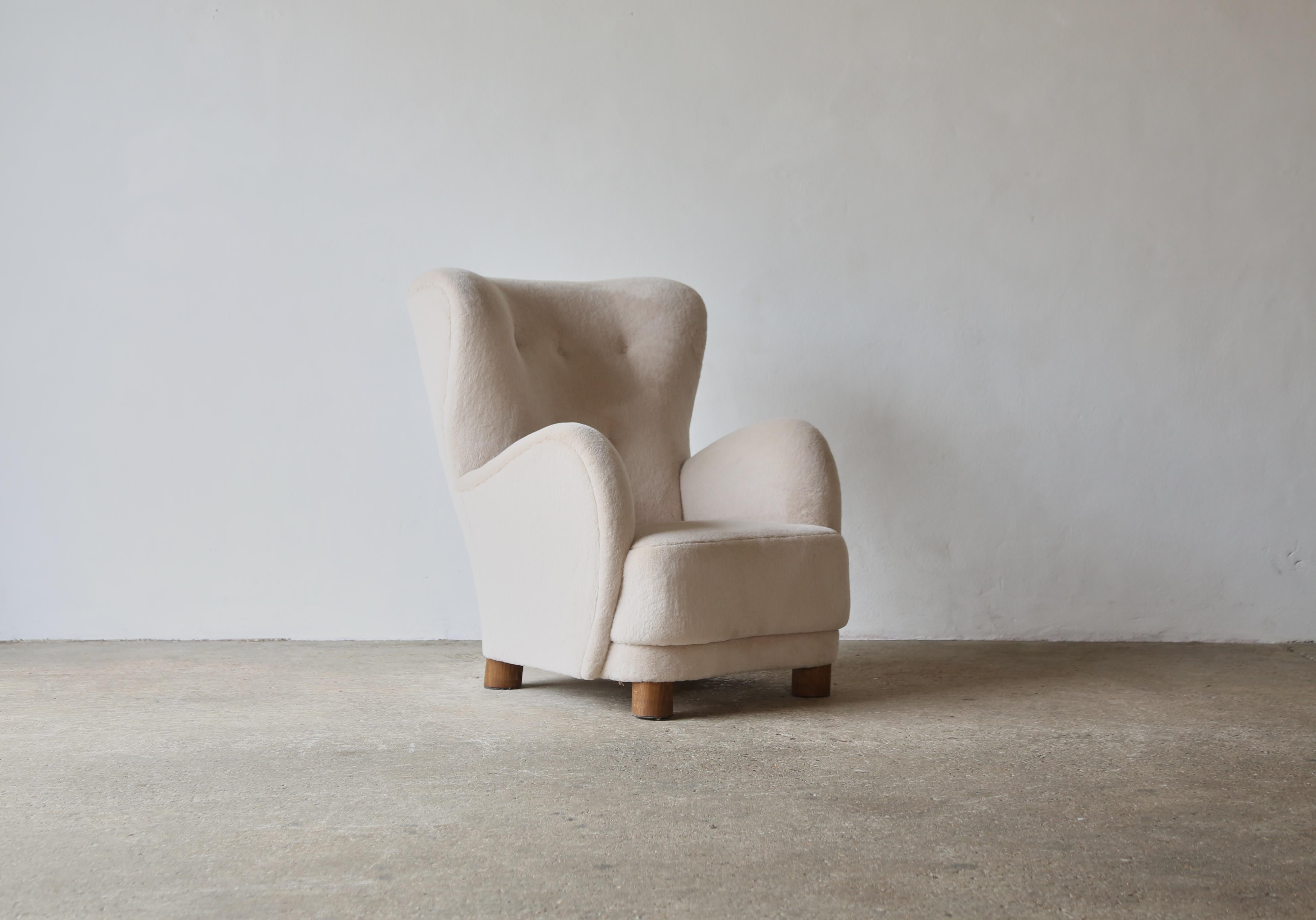 Fauteuil à haut dossier, tapissé d'alpaga pure en vente 6