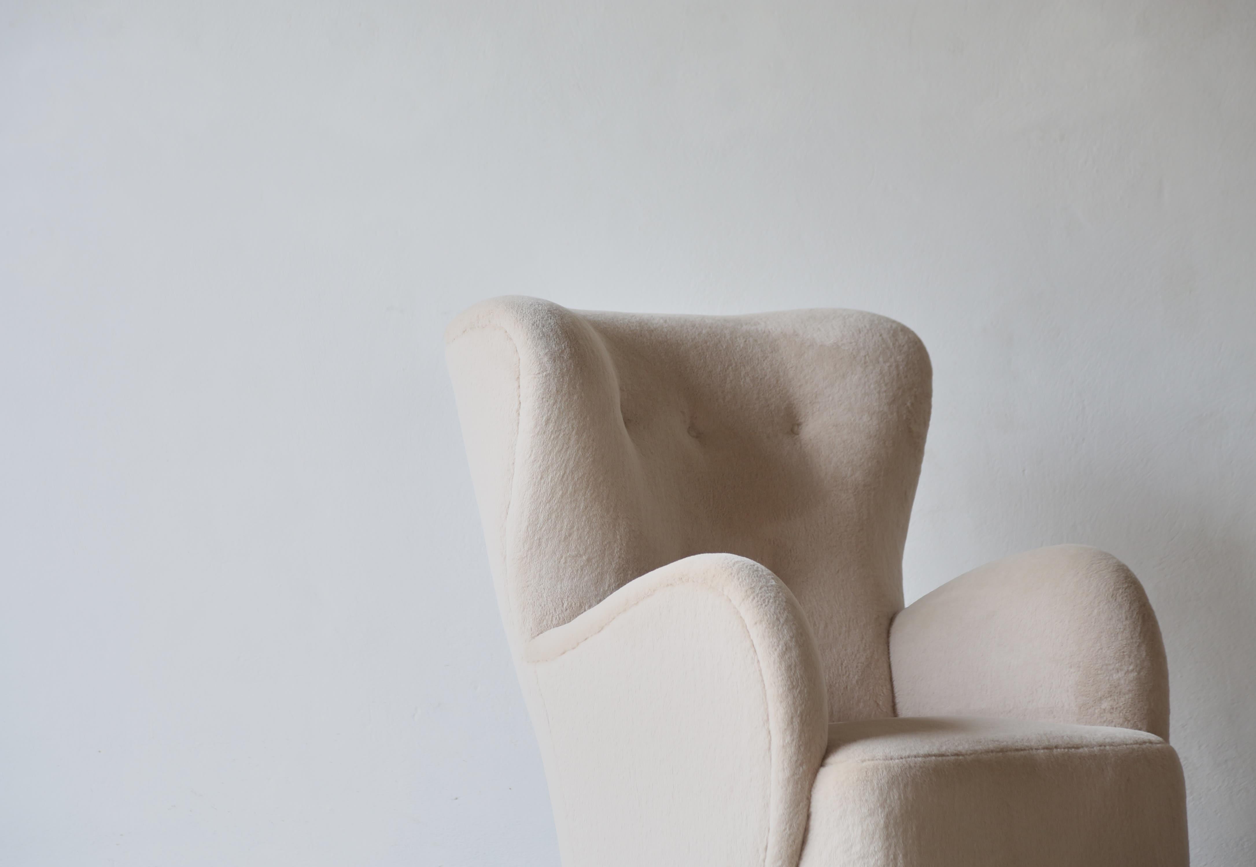 Fauteuil à haut dossier, tapissé d'alpaga pure en vente 7