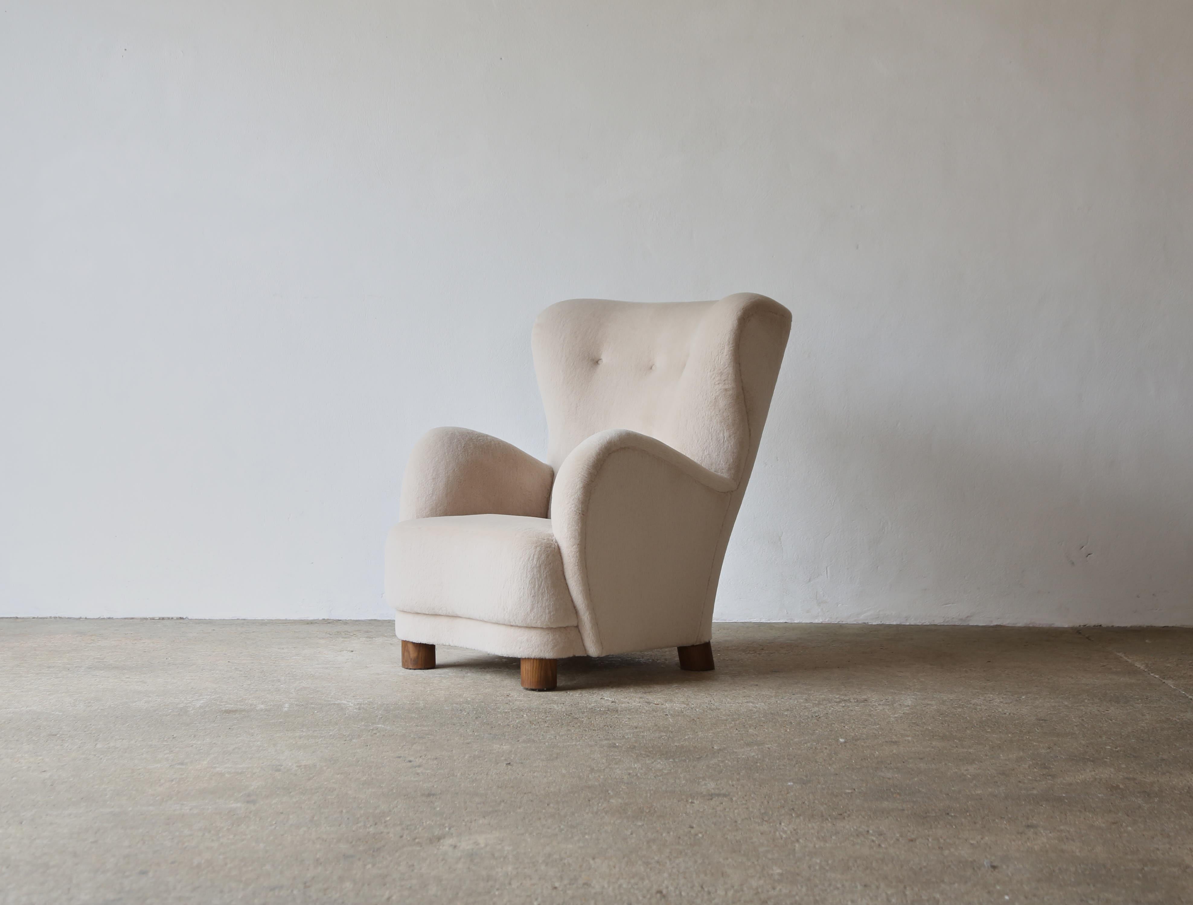 Superbe fauteuil moderne à haut dossier.  Structure en hêtre fabriquée à la main, assise à ressorts et pieds en chêne massif.   Nouvellement tapissé d'un tissu luxueux et doux en pure laine d'alpaga.   Expédition rapide dans le monde entier.

