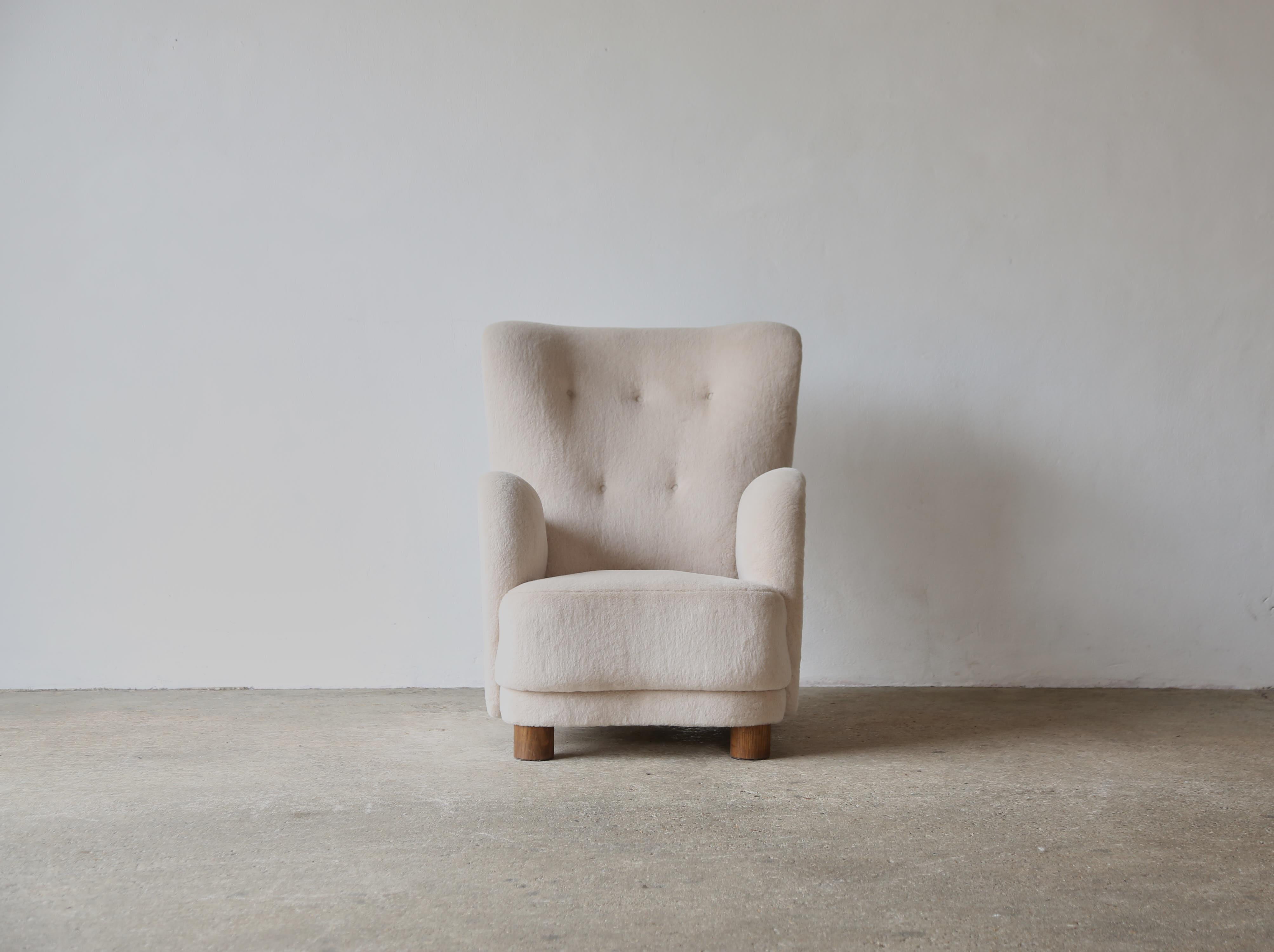 Scandinave moderne Fauteuil à haut dossier, tapissé d'alpaga pure en vente