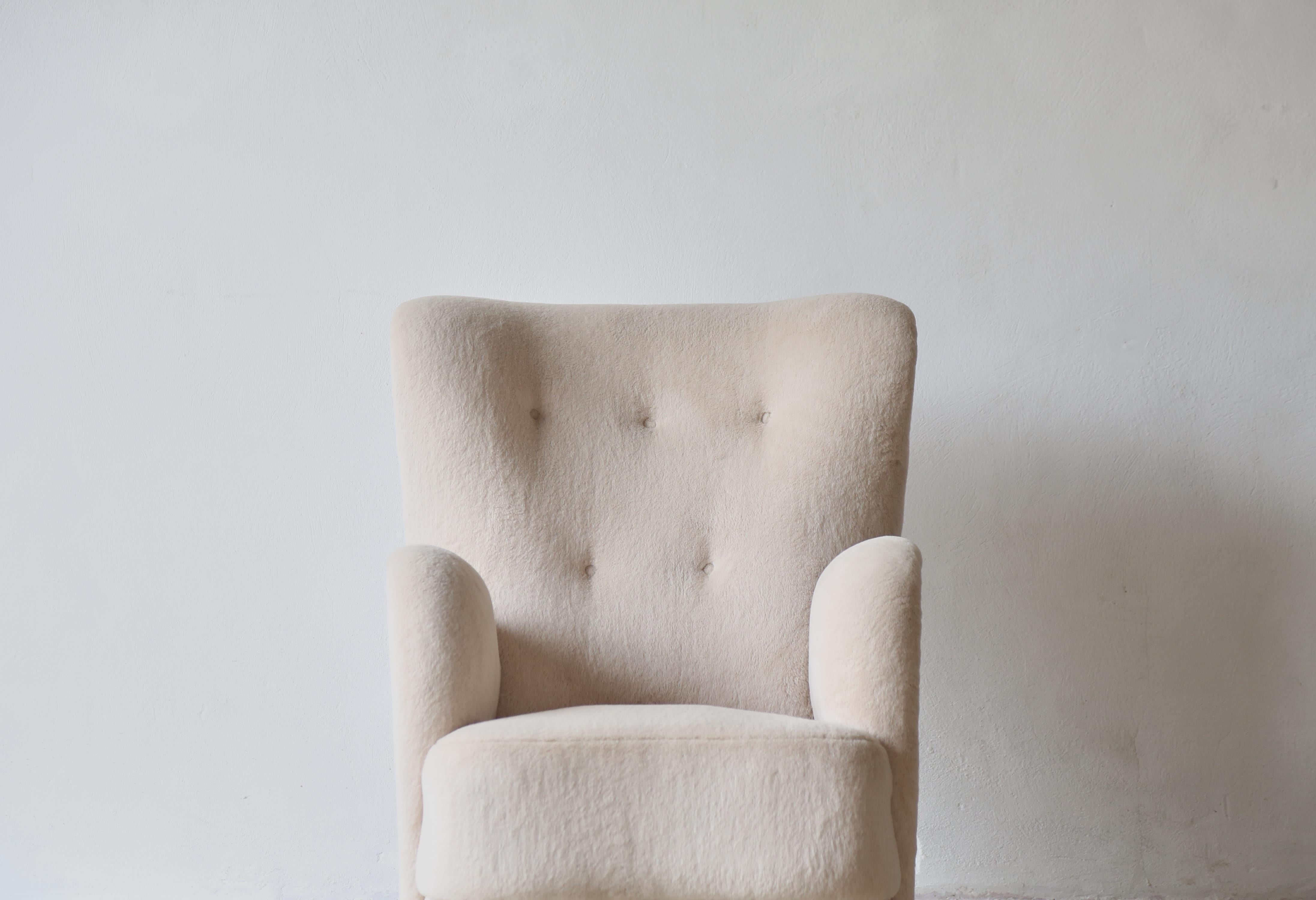 Fauteuil à haut dossier, tapissé d'alpaga pure Bon état - En vente à LEWES, GB