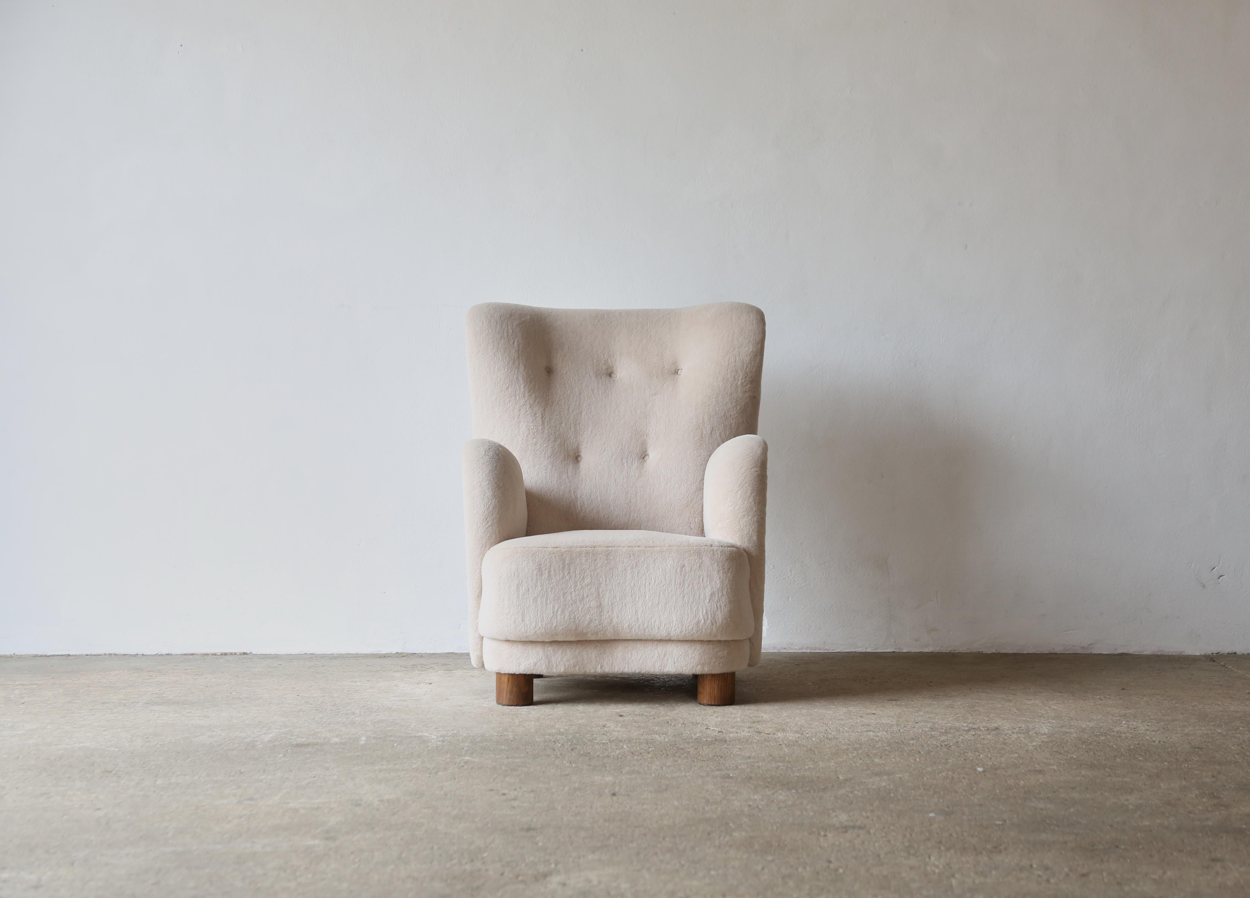 XXIe siècle et contemporain Fauteuil à haut dossier, tapissé d'alpaga pure en vente