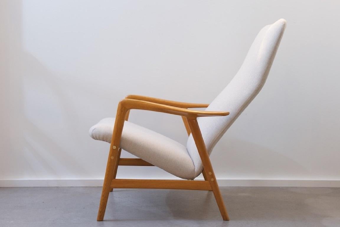 Restored: high-back armchair Contour 2 by Alf Svensson, oak / ivory, studio collection from 1955, prod .: DUX, Bra Bohag Sweden, 1960s, adjustable in 2 positions for optimal relaxation, handmade: new strapping, newly upholstered with ivory-white