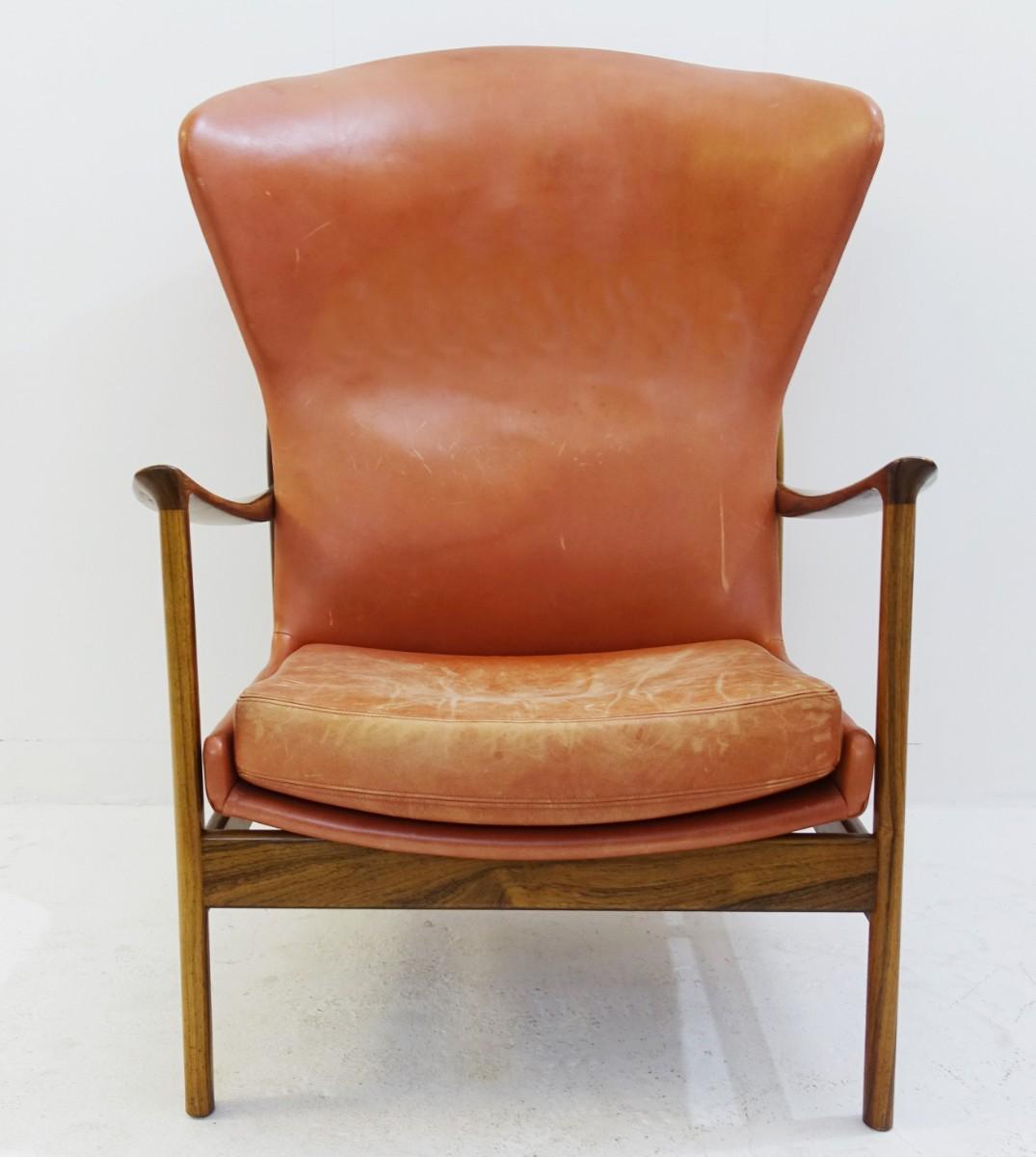 High back armchair in wood and leather, padding to replace.
   