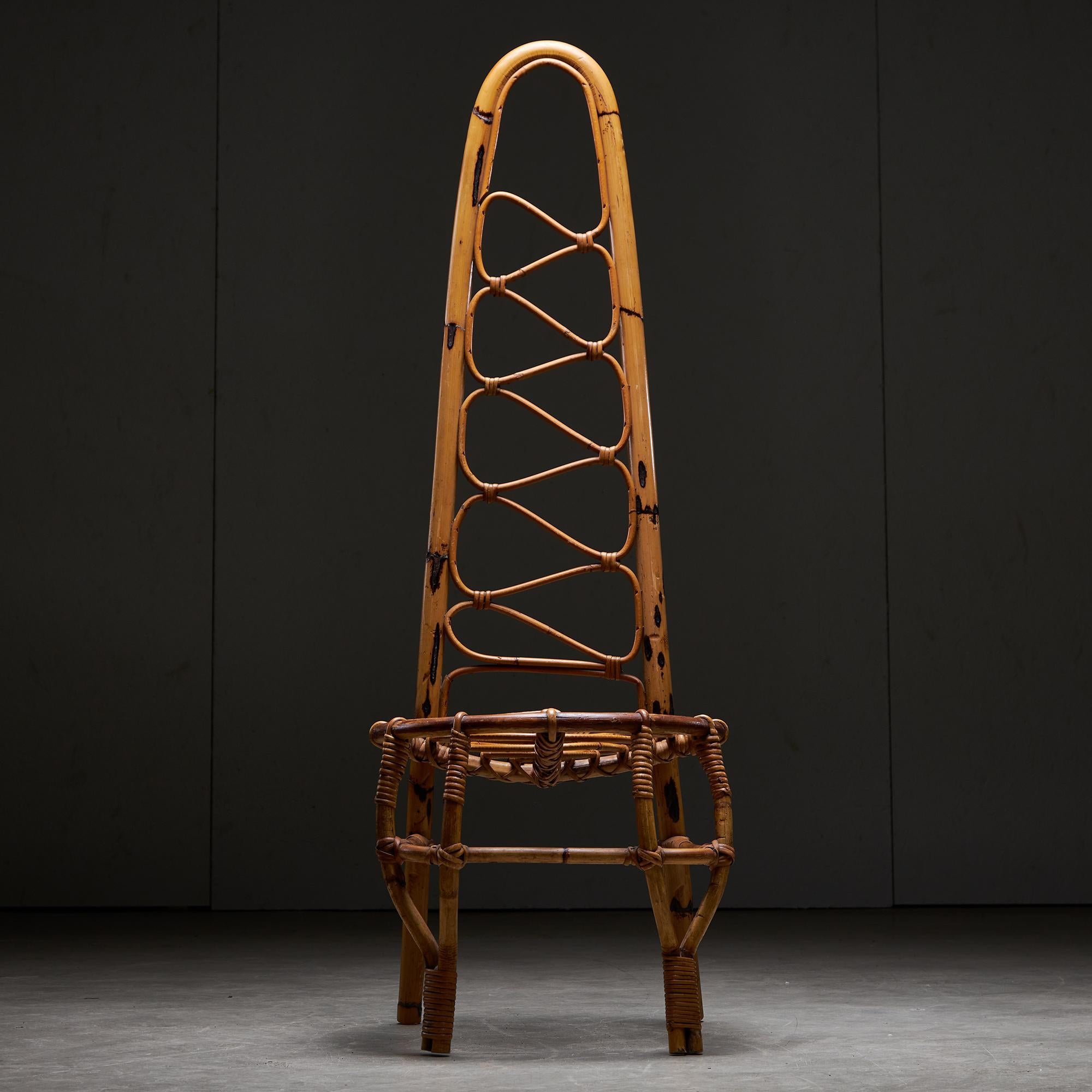 Presentamos la silla de bambú con respaldo alto, una auténtica joya de los años 60 que capta el espíritu del diseño de mediados de siglo con su notable artesanía y estilo. Con detalles en espiral y redondeados que resaltan el arte de la época, esta