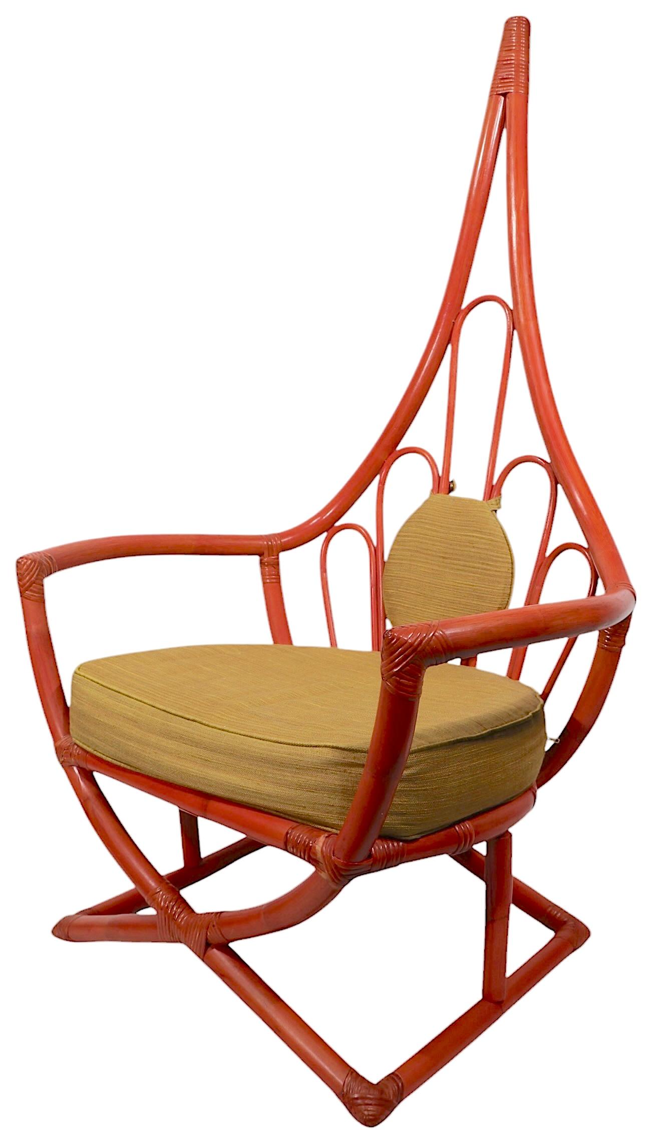 Excepcional silla de pavo real de respaldo alto ejecutada en bambú pintado de naranja, con cojines de asiento y respaldo originales. Esta vistosa silla fue diseñada por Henry Olko y fabricada por Willow and Reed Inc. hacia la década de 1970. La