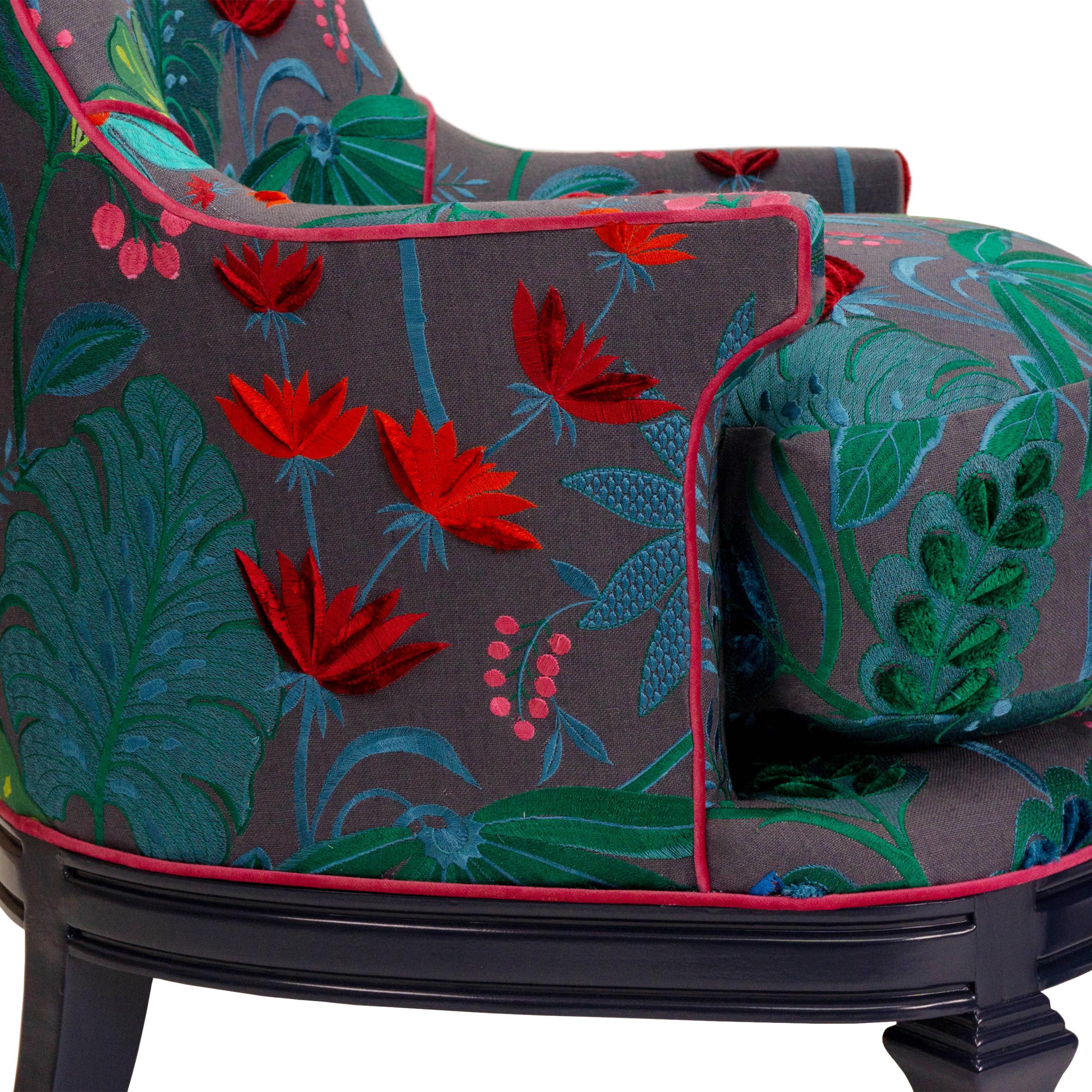 Chaise baril à haut dossier en lin brodé de fleurs colorées en vente 2
