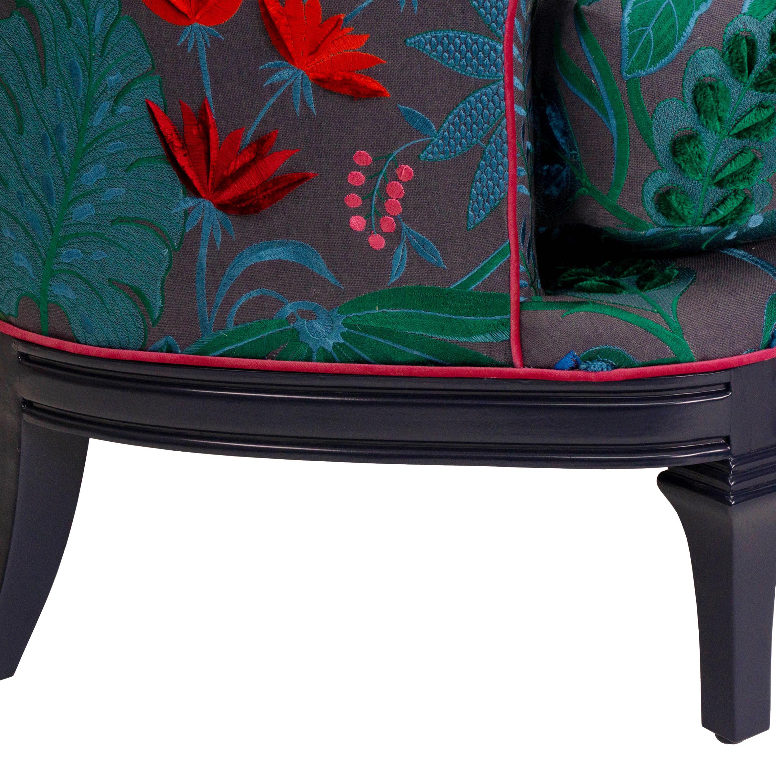 Hochlehner Stuhl mit hoher Rückenlehne aus buntem, floral besticktem Leinen im Angebot 3