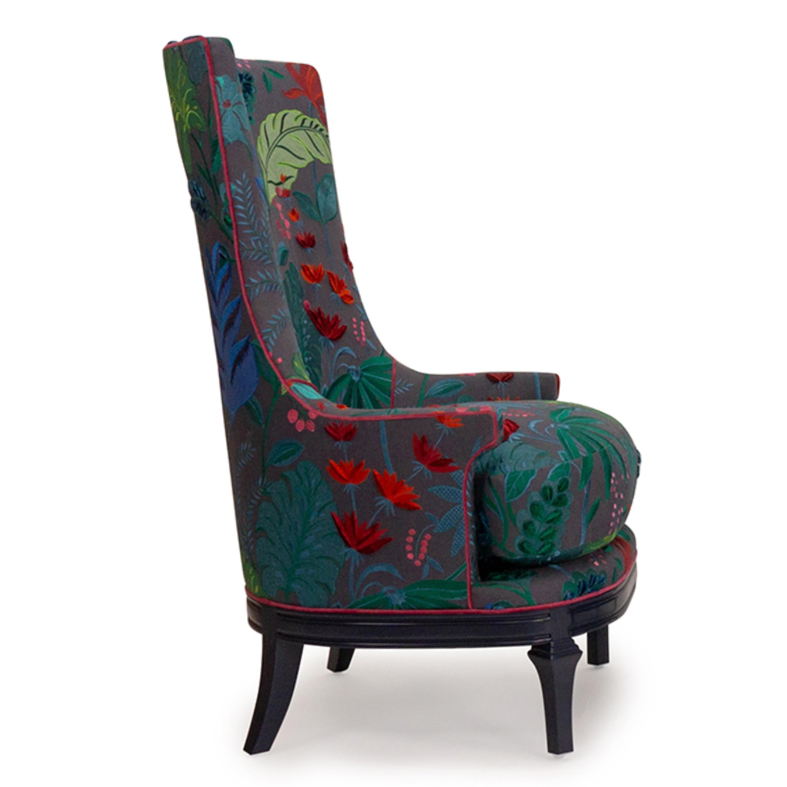 Américain Chaise baril à haut dossier en lin brodé de fleurs colorées en vente