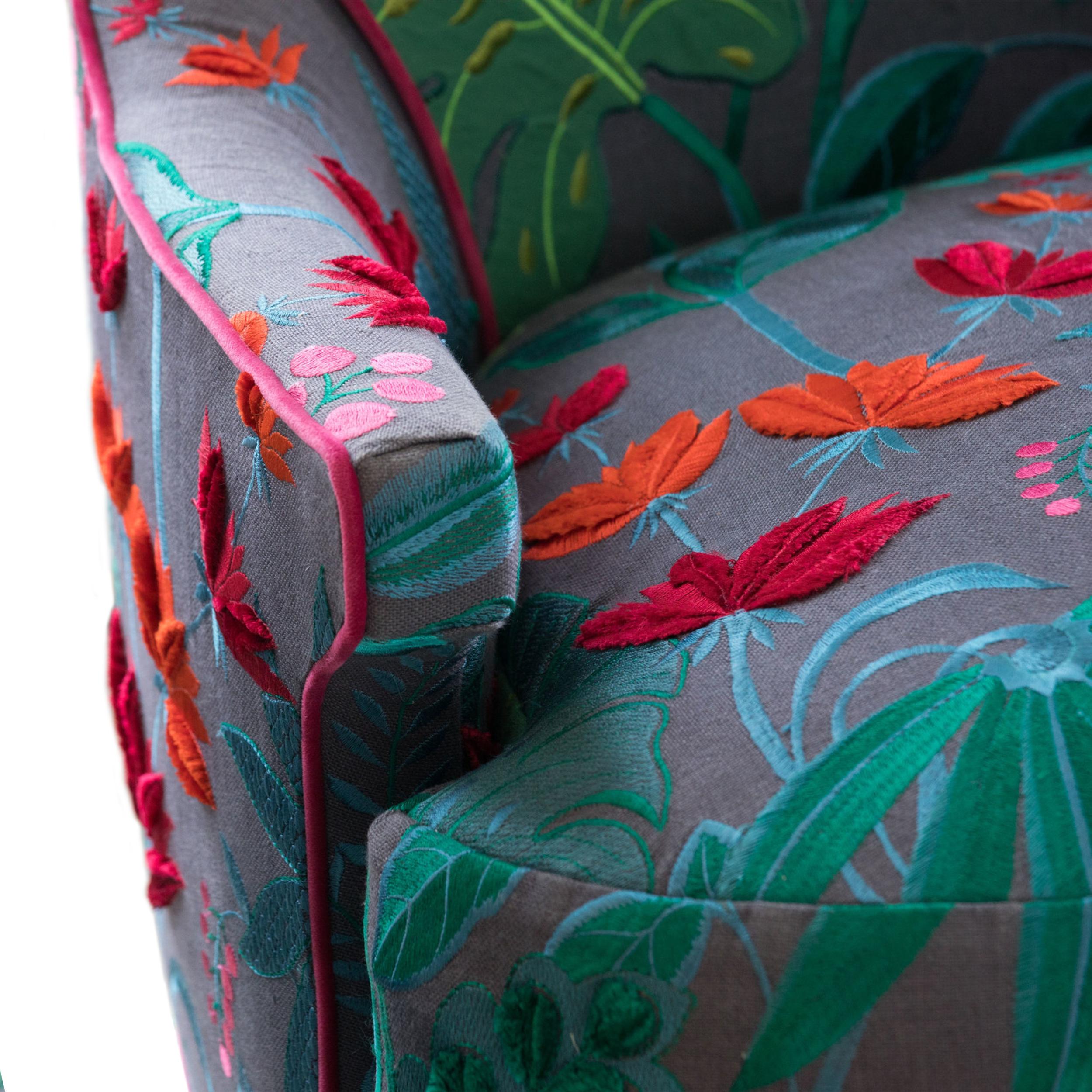 Hochlehner Stuhl mit hoher Rückenlehne aus buntem, floral besticktem Leinen (21. Jahrhundert und zeitgenössisch) im Angebot