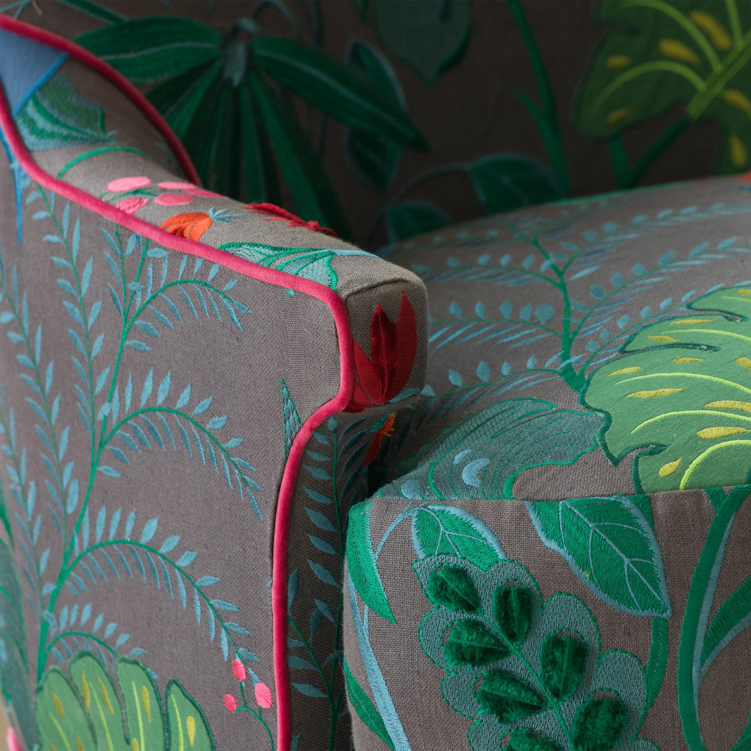 Chaise baril à haut dossier en lin brodé de fleurs colorées en vente 1