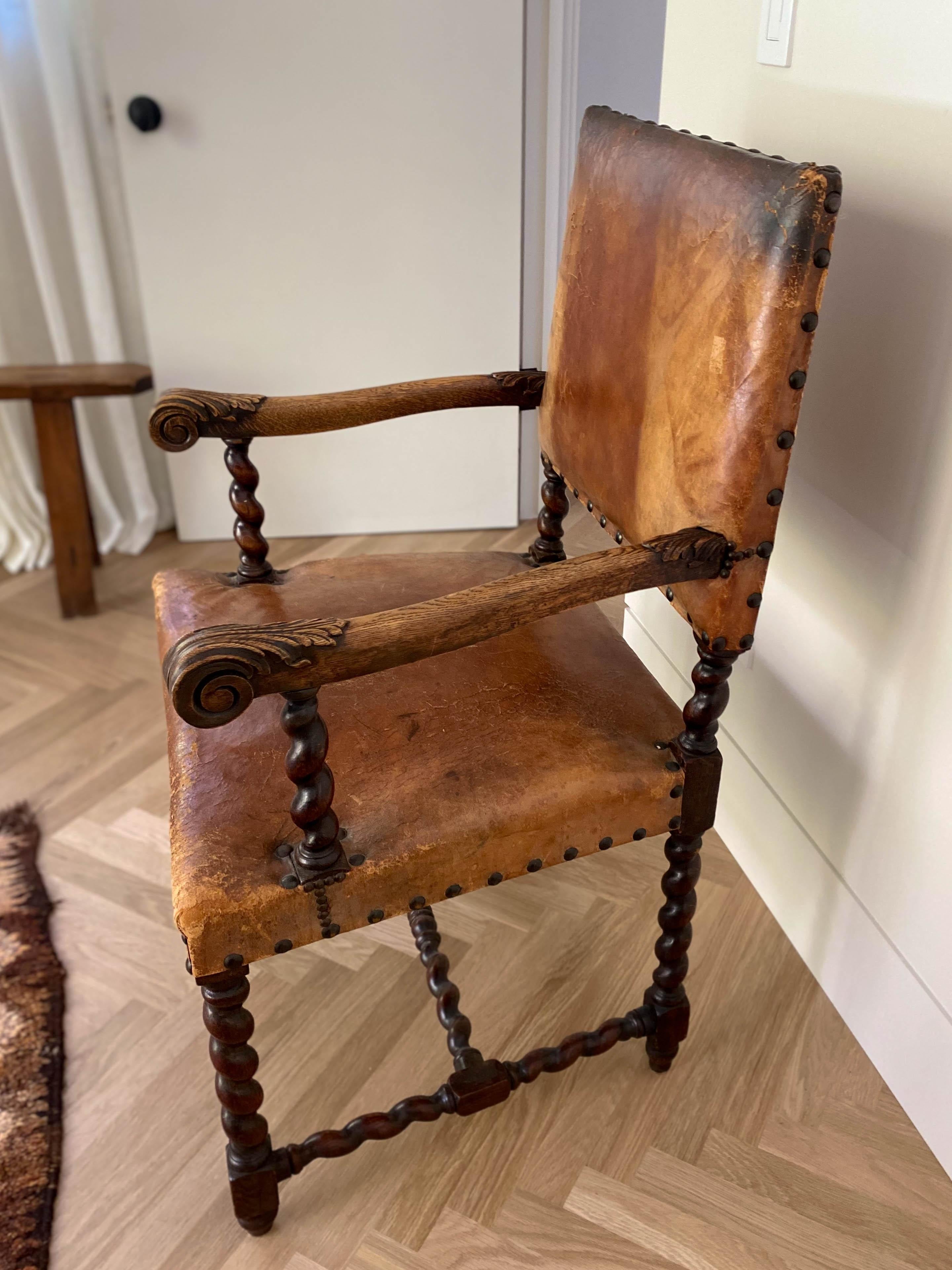 Colonial espagnol Chaise à haut dossier en cuir caramel avec détails en bois sculpté en vente